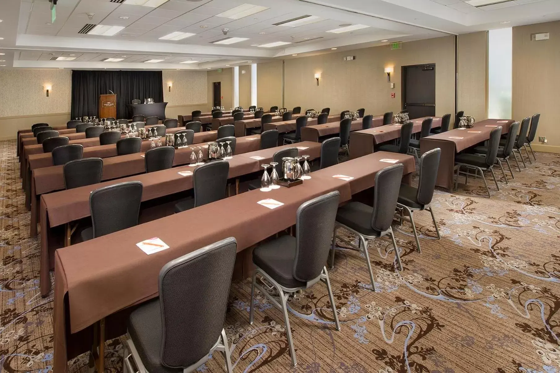 Meeting/conference room in Crowne Plaza Seattle Airport, an IHG Hotel