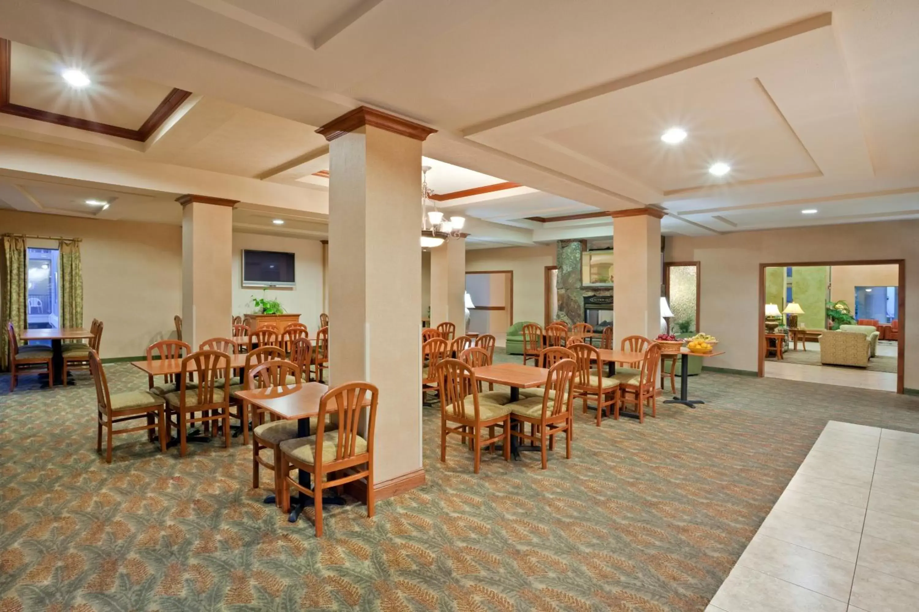 Restaurant/Places to Eat in Triple Play Resort Hotel & Suites