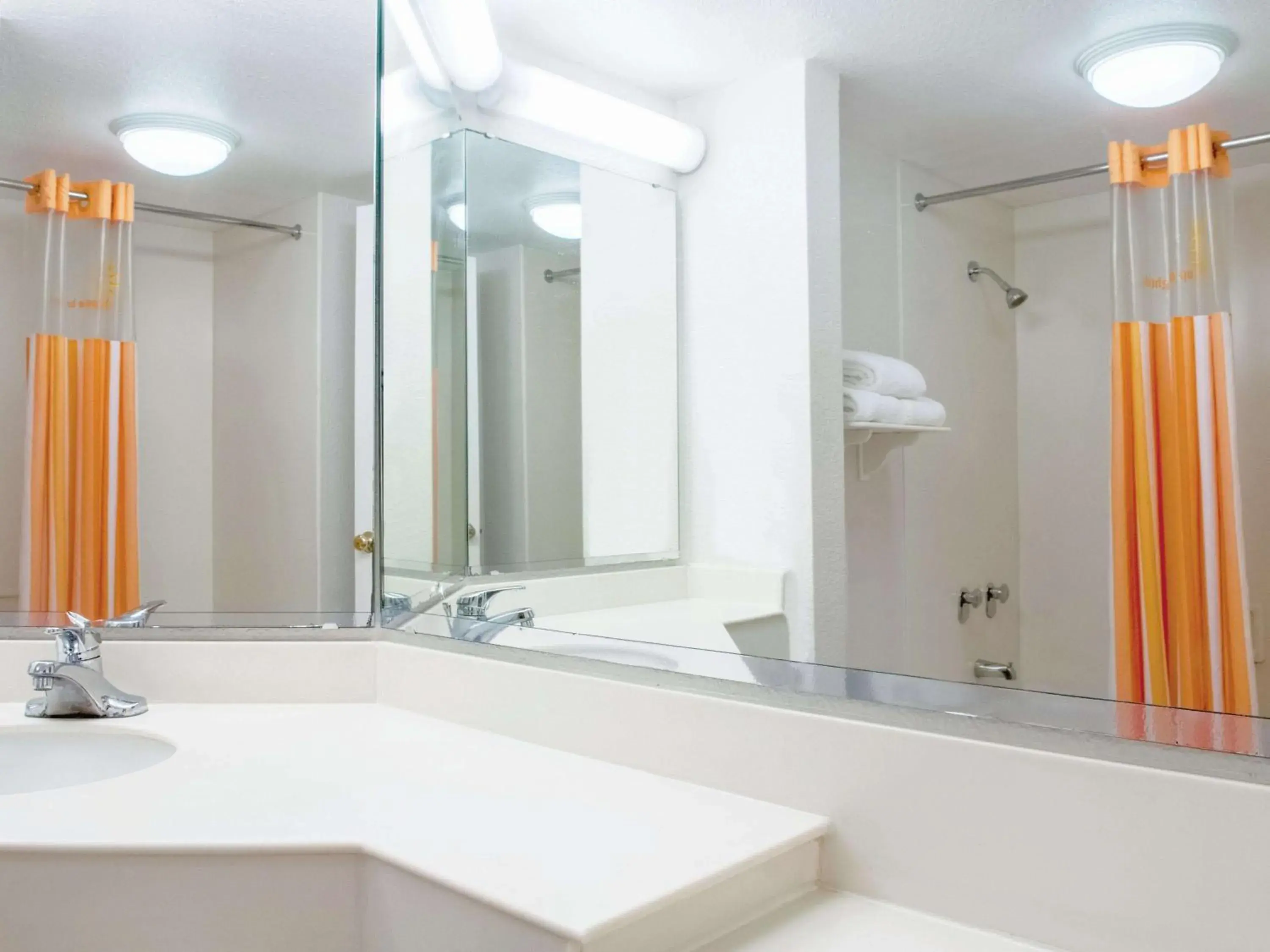 Photo of the whole room, Bathroom in La Quinta Inn by Wyndham New Orleans Veterans / Metairie