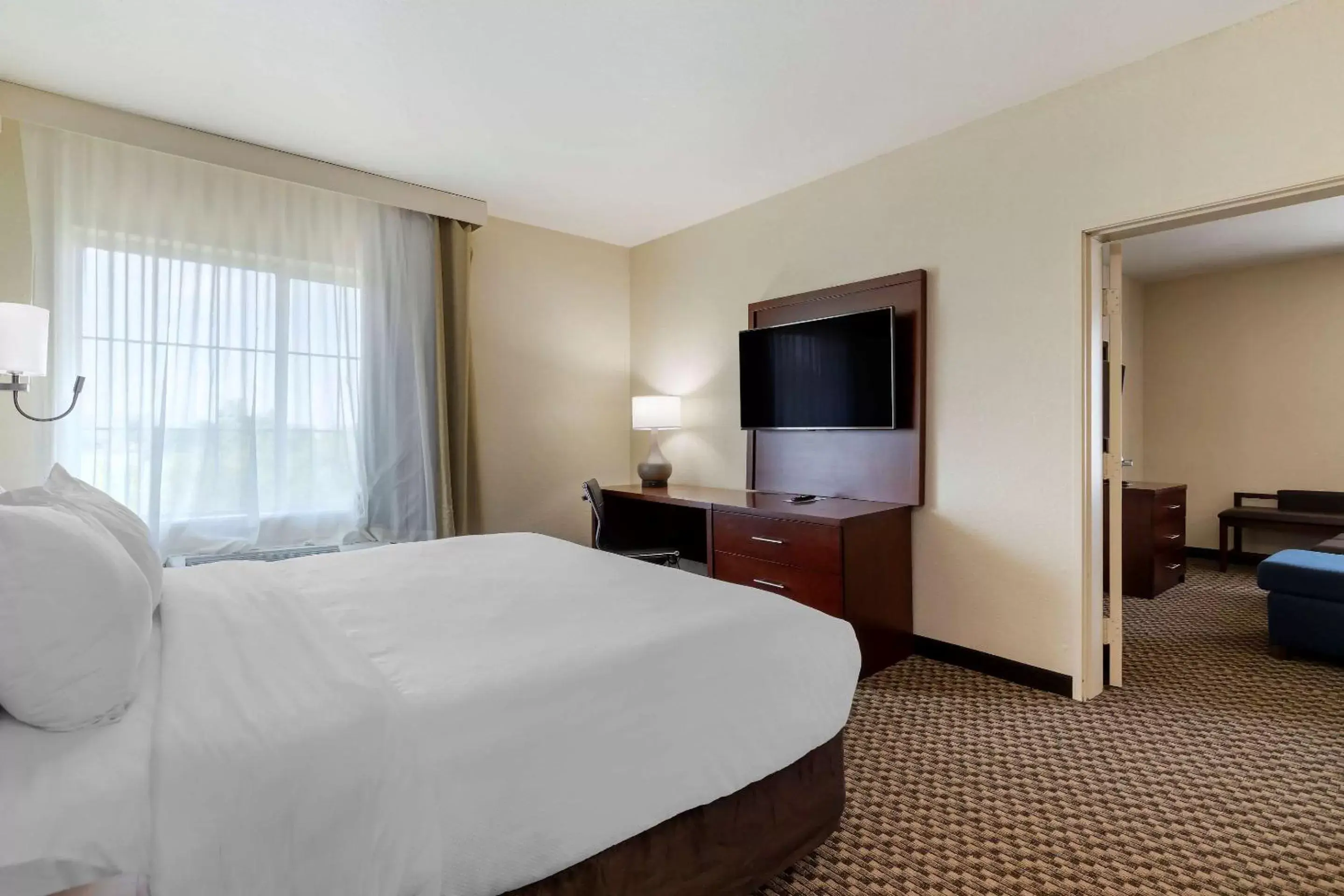 Photo of the whole room, Bed in Comfort Inn & Suites Near Six Flags & Medical Center