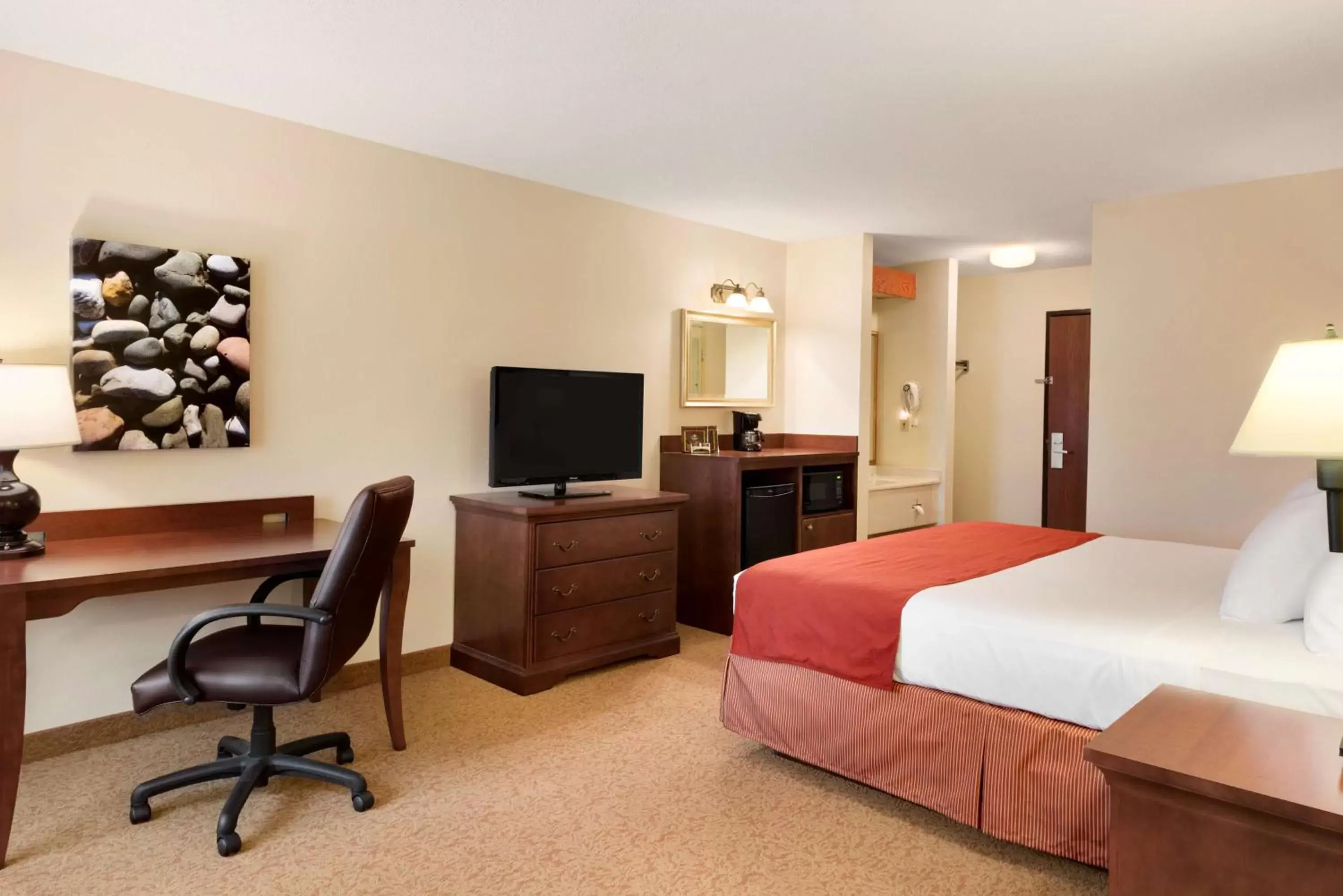Photo of the whole room, TV/Entertainment Center in Country Inn & Suites by Radisson, Cedar Rapids Airport, IA