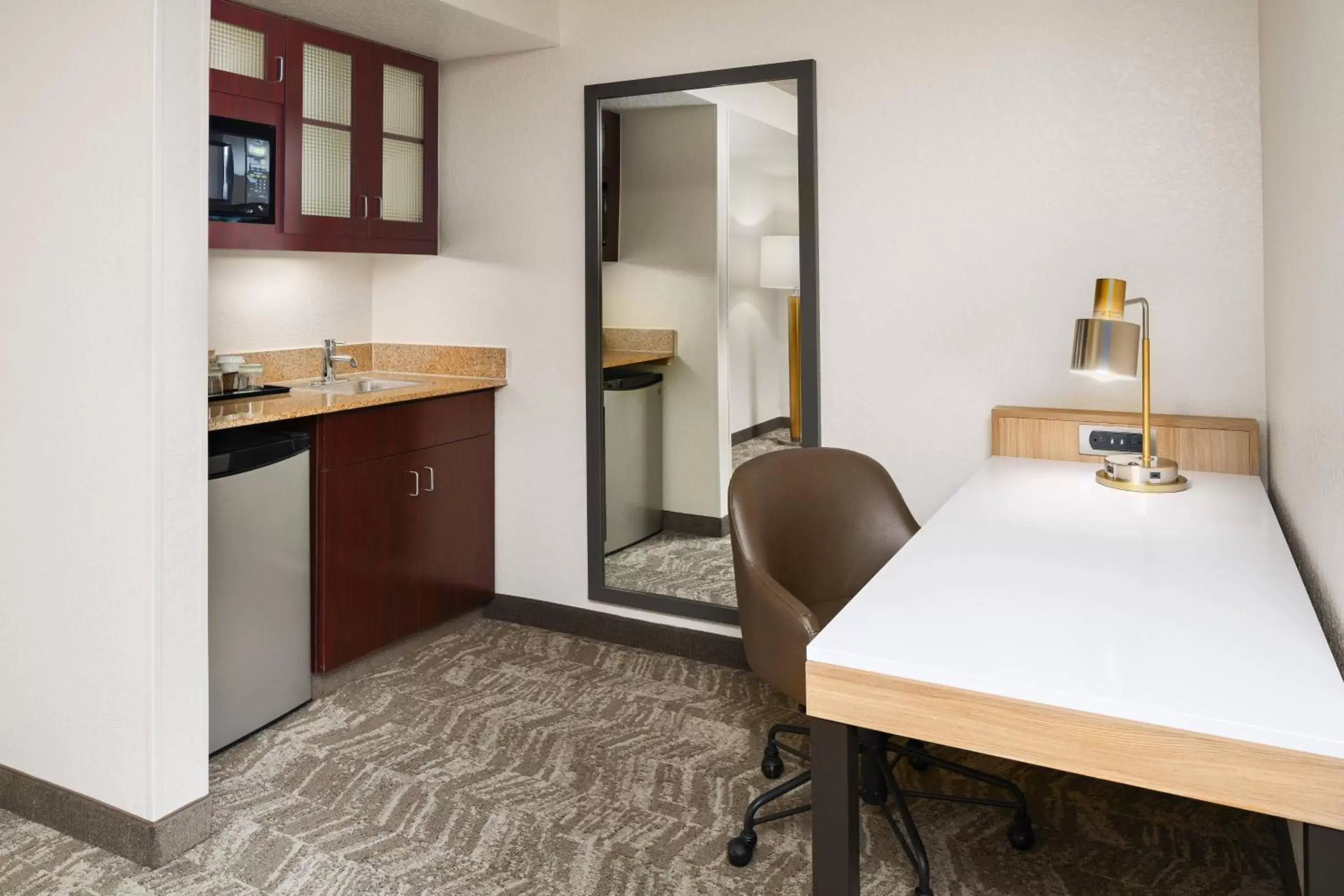Photo of the whole room, Kitchen/Kitchenette in SpringHill Suites Houston Hobby Airport