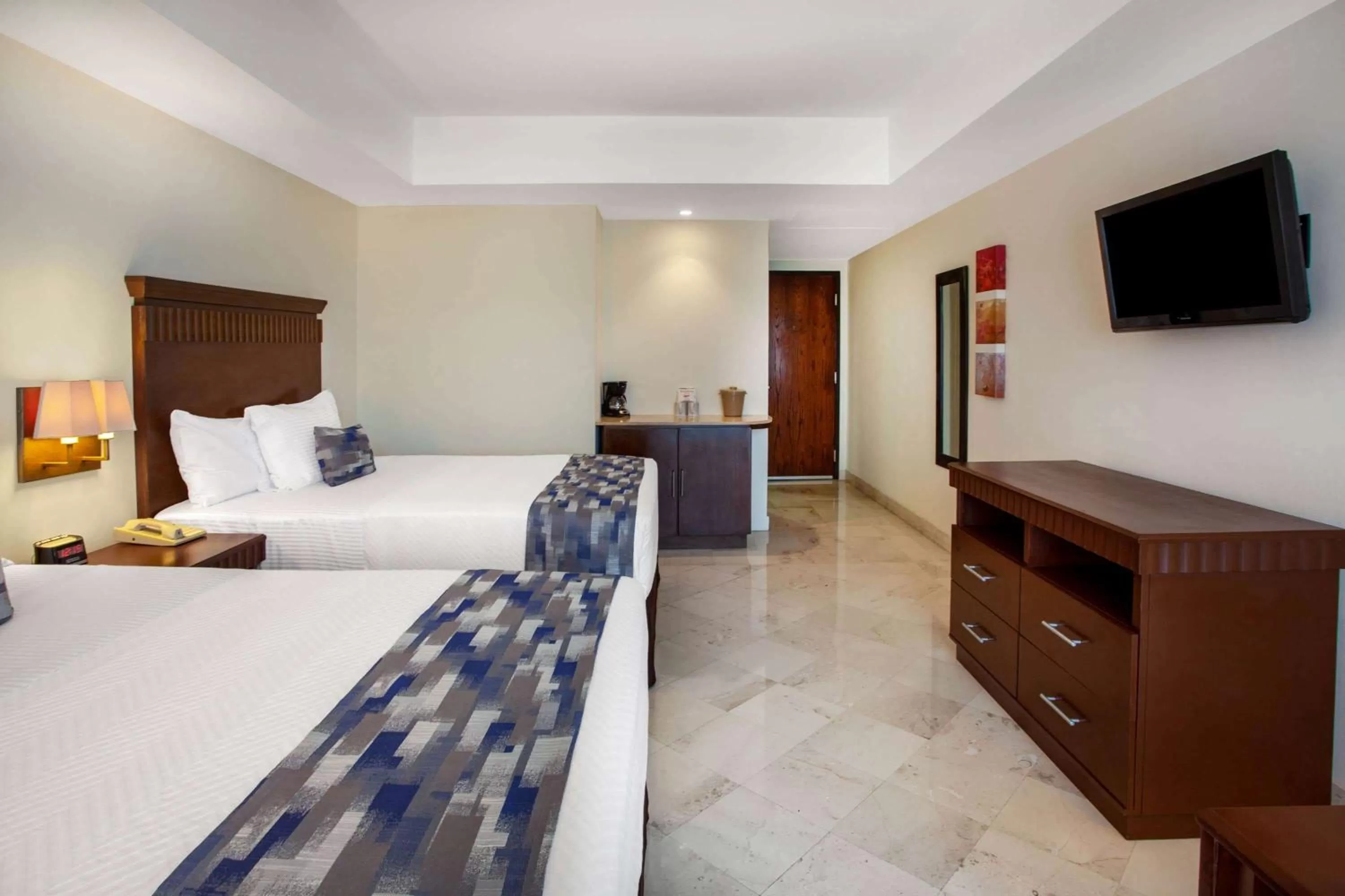 Photo of the whole room, Bed in Ramada Plaza by Wyndham Veracruz Boca del Rio
