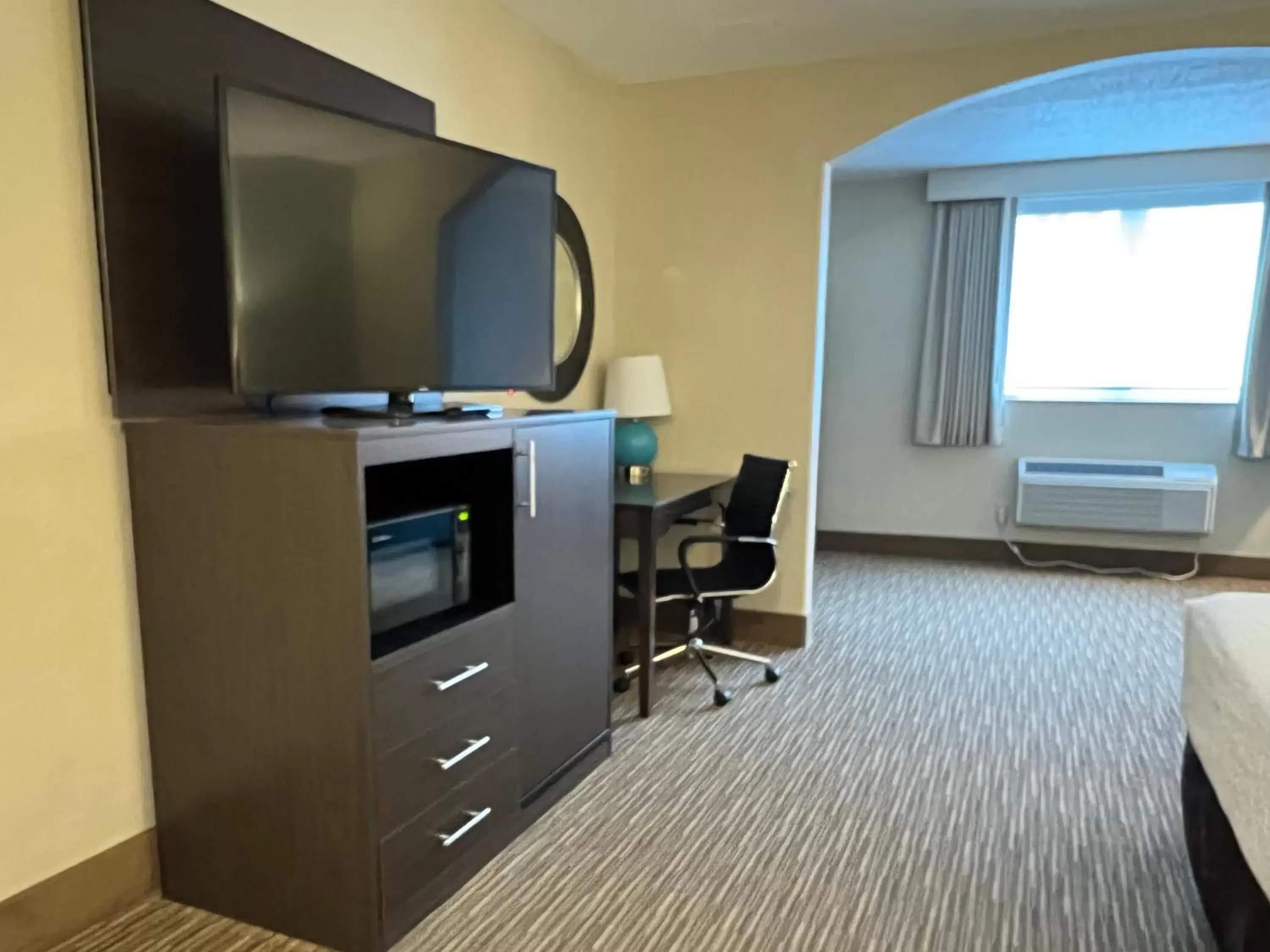 TV and multimedia, TV/Entertainment Center in Quality Inn & Suites Rehoboth Beach – Dewey