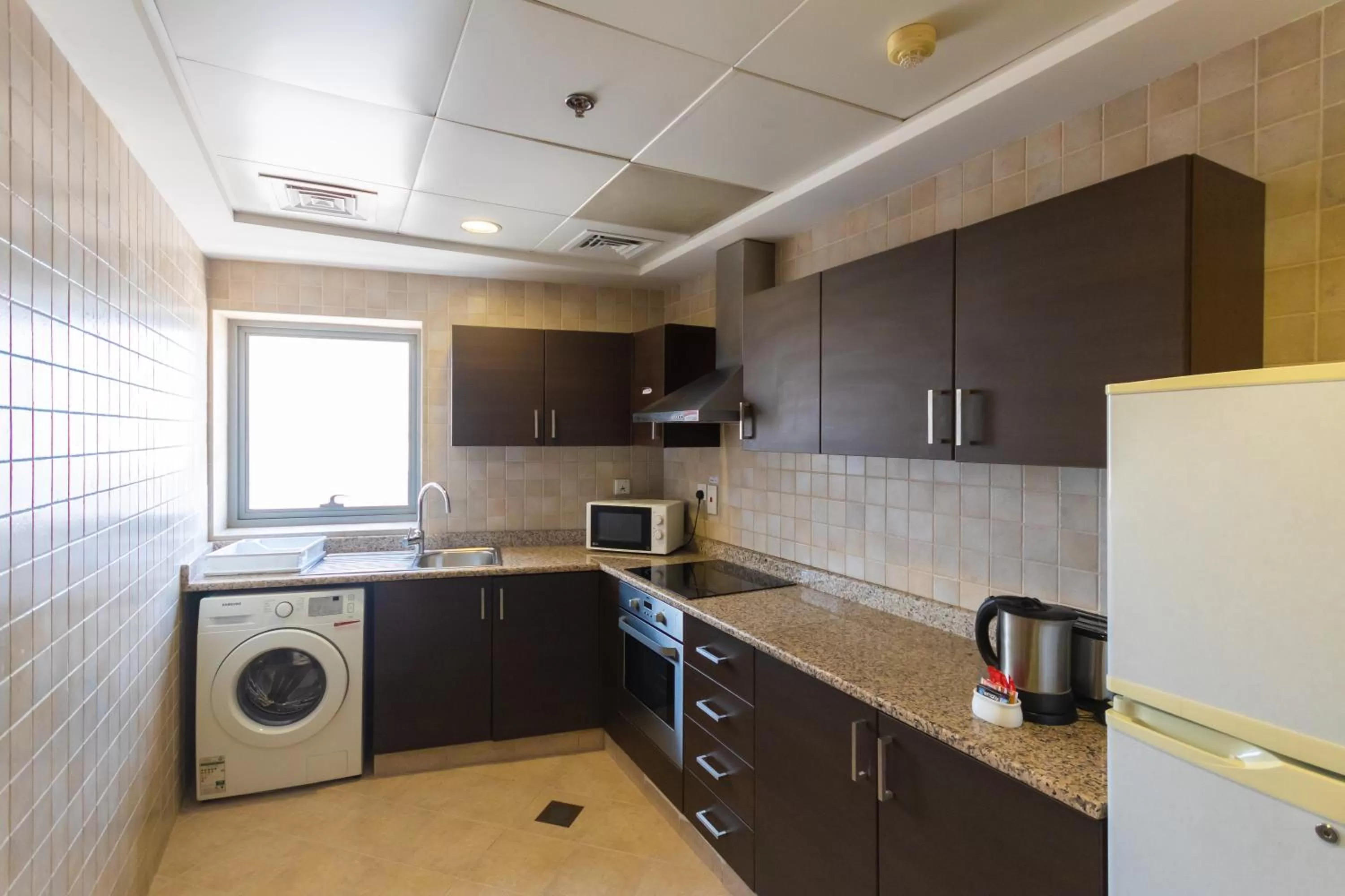 Kitchen or kitchenette in Auris Boutique Hotel Apartments, Al Barsha - At The Mall