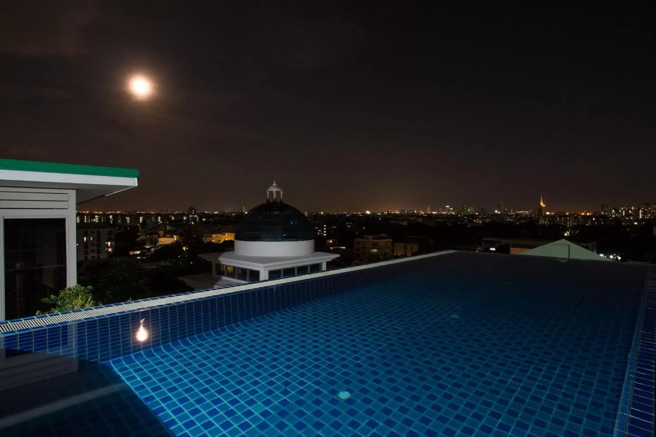 Night, Swimming Pool in Romance Hotel Sukhumvit 97