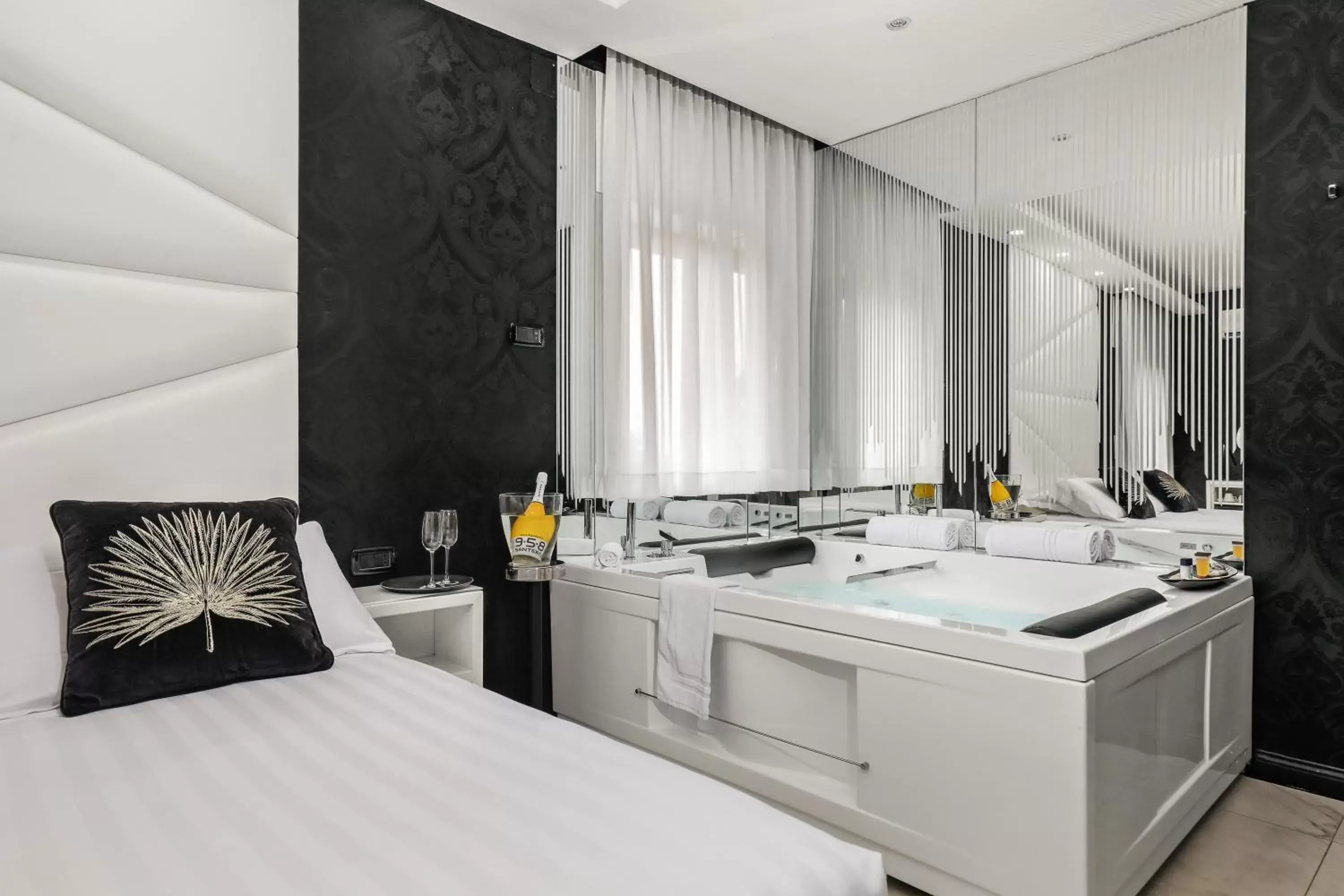 Bed, Bathroom in Reggia Suite Spa Hotel