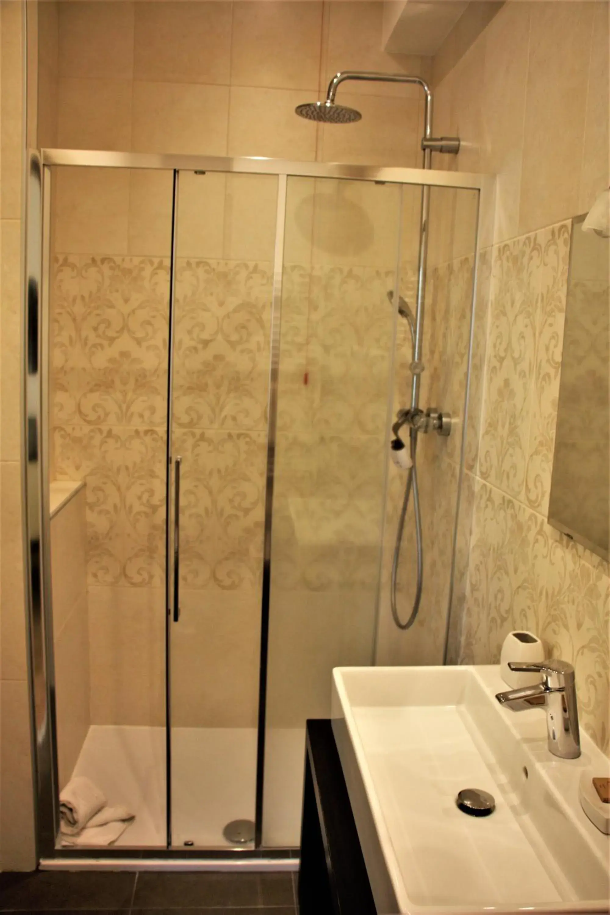 Shower, Bathroom in Grand Hotel Impero Spa & Resort