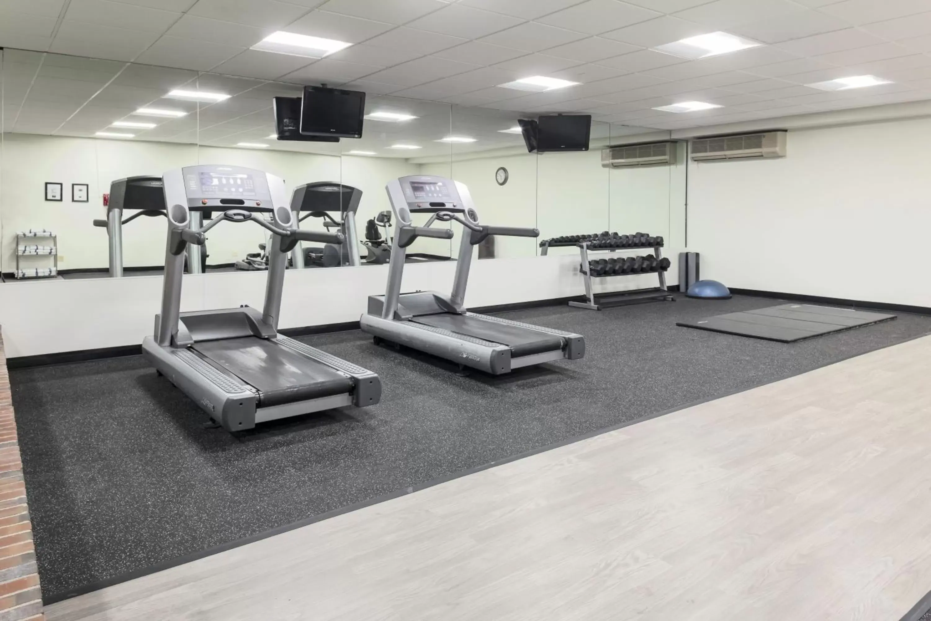 Fitness centre/facilities, Fitness Center/Facilities in Holiday Inn Chicago SW-Countryside ConfCtr, an IHG Hotel