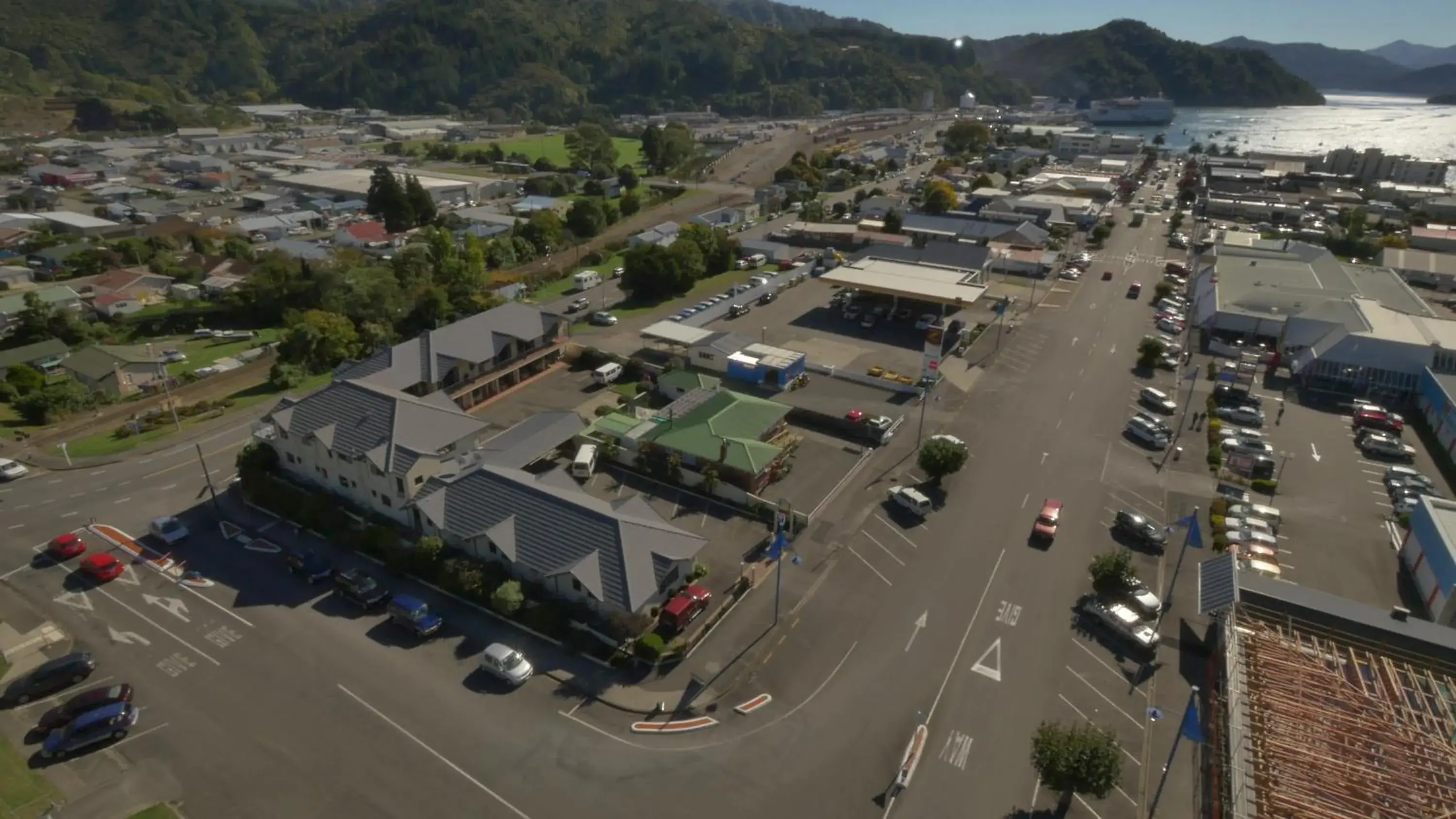 Neighbourhood, Bird's-eye View in Broadway Motel