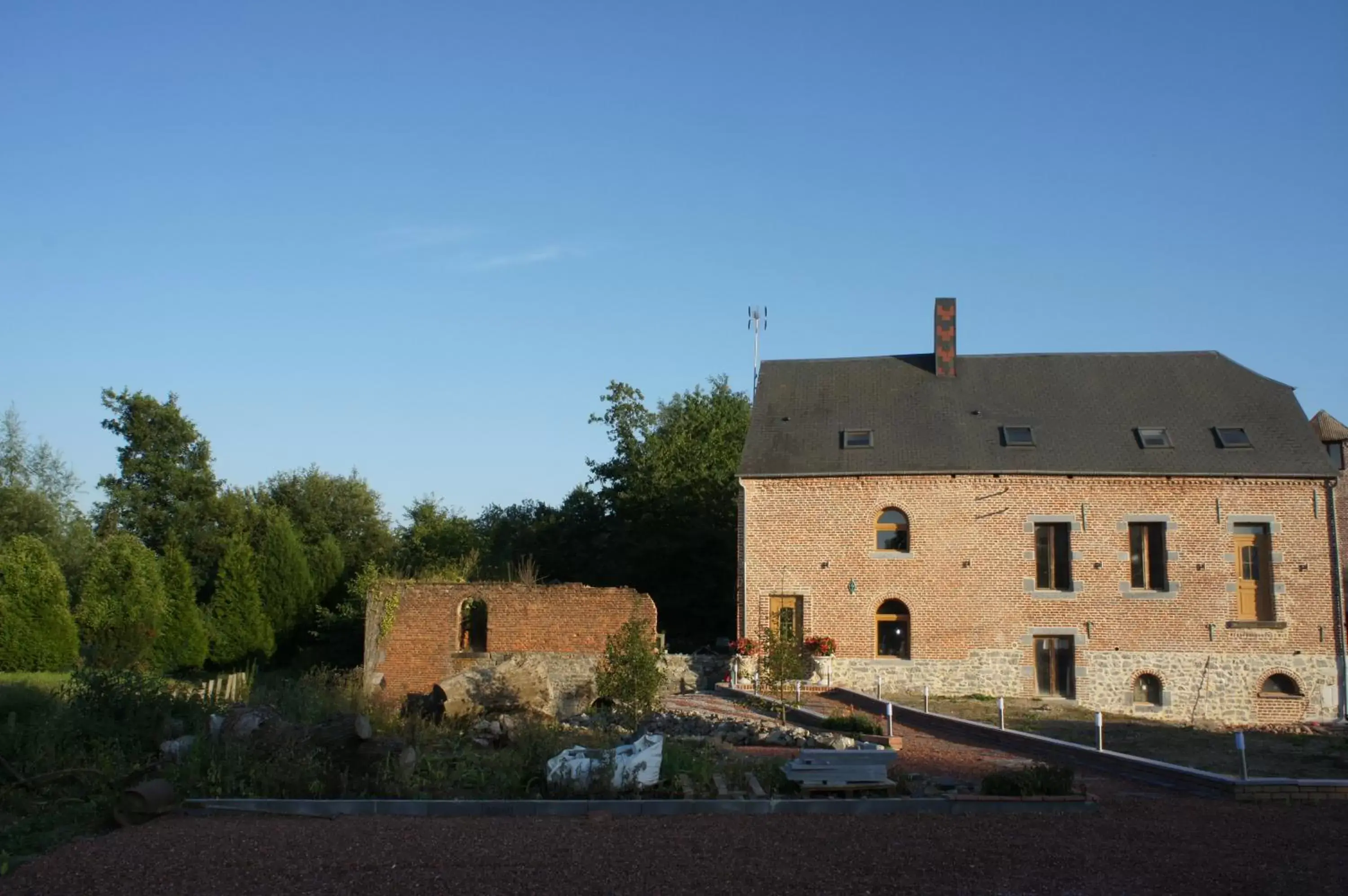 Facade/entrance in Aux Logis de la Solre Facade/entrance in Aux Logis de la Solre