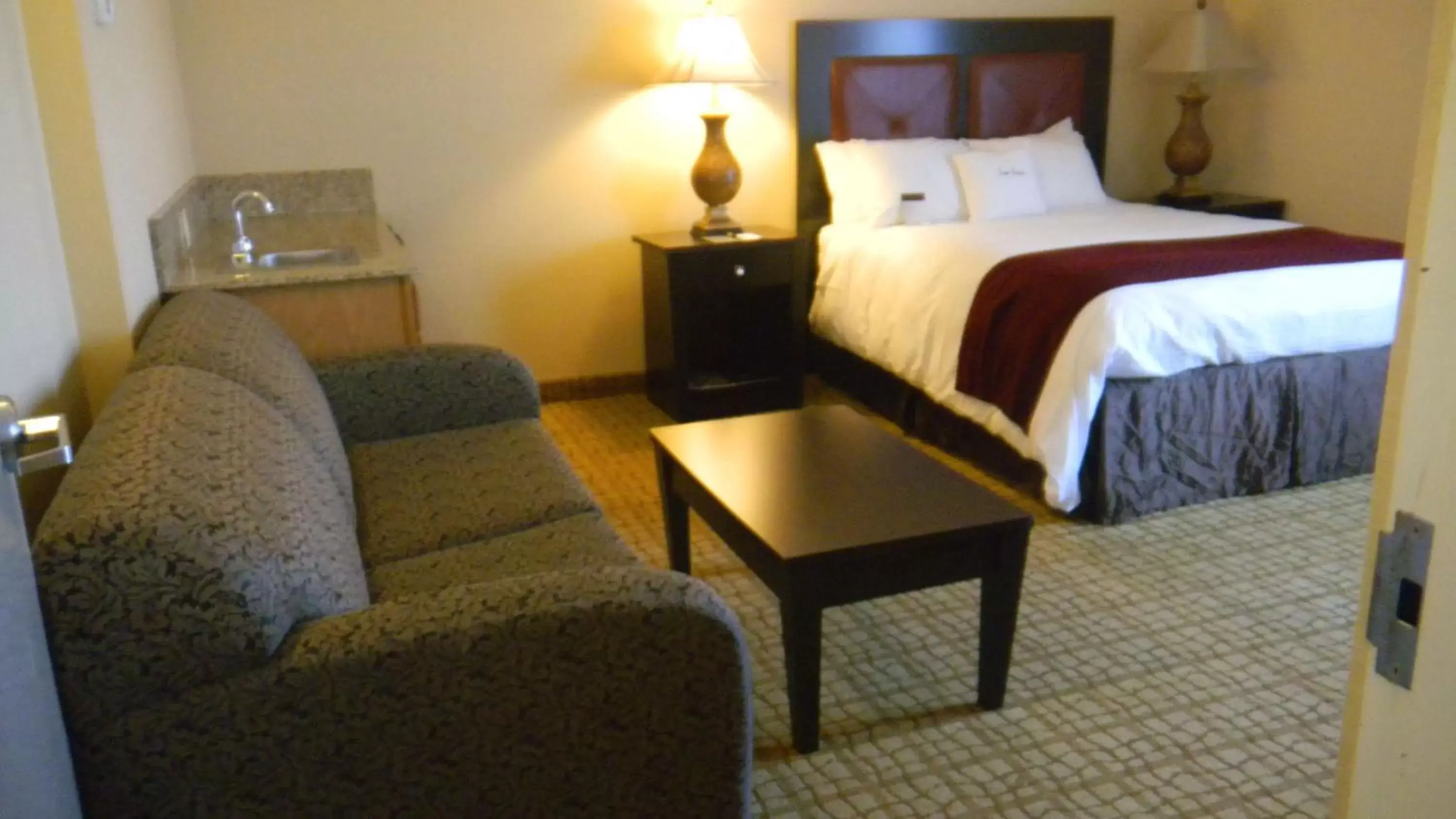 Living room, Bed in DoubleTree by Hilton Springdale