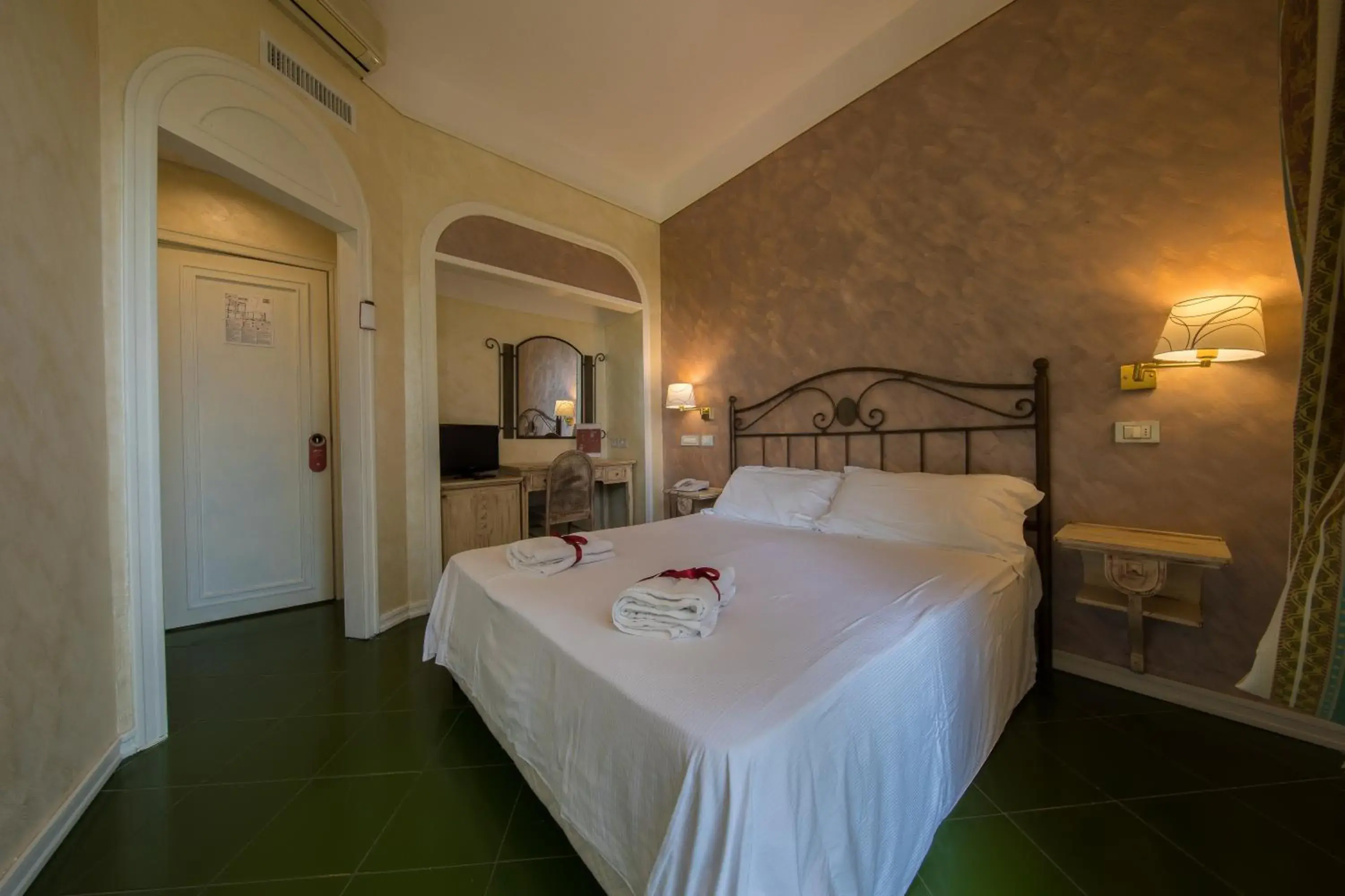 Bed in Hotel Scapolatiello