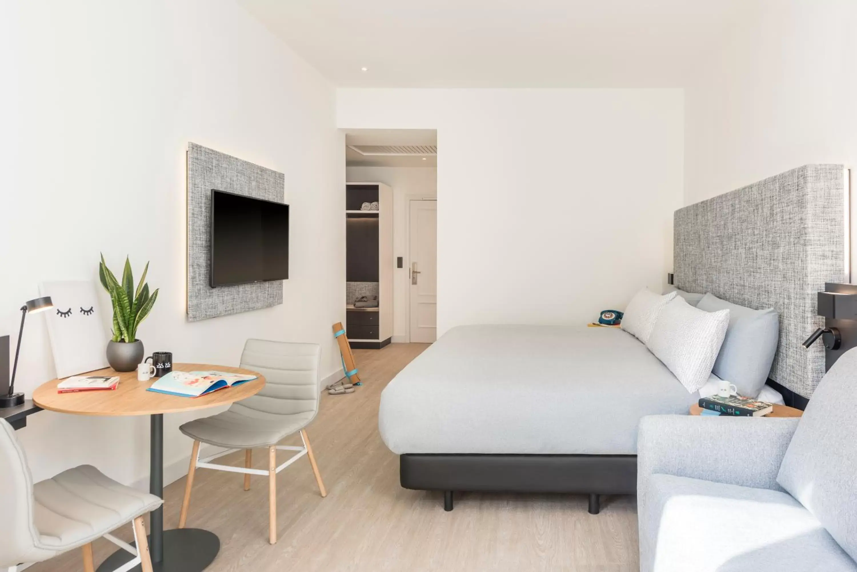 Guests, Bed in INNSIDE by Meliá Madrid Gran Vía Guests, Bed in INNSIDE by Meliá Madrid Gran Vía