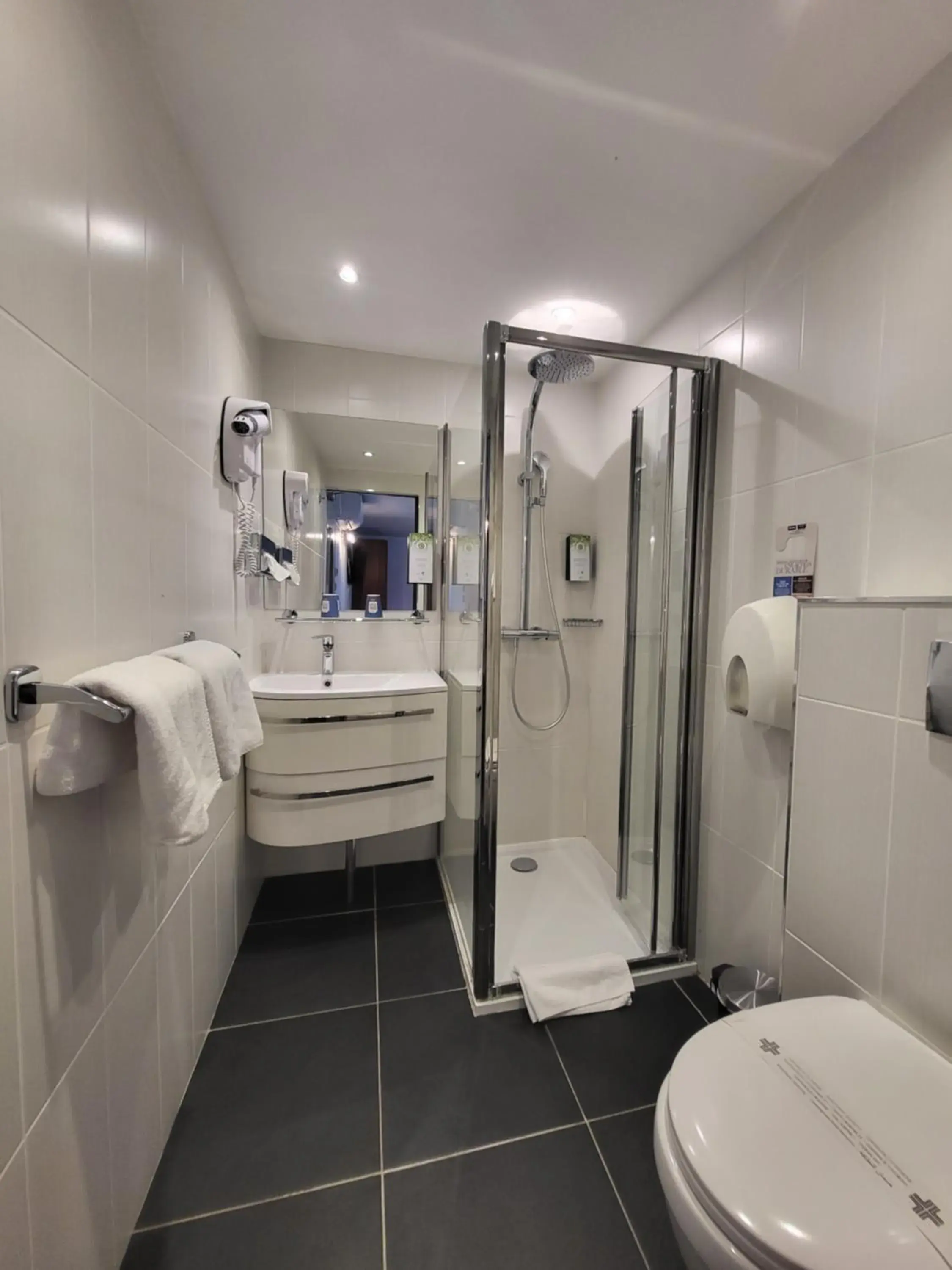 Bathroom in Kyriad Saint Quentin en Yvelines - Montigny