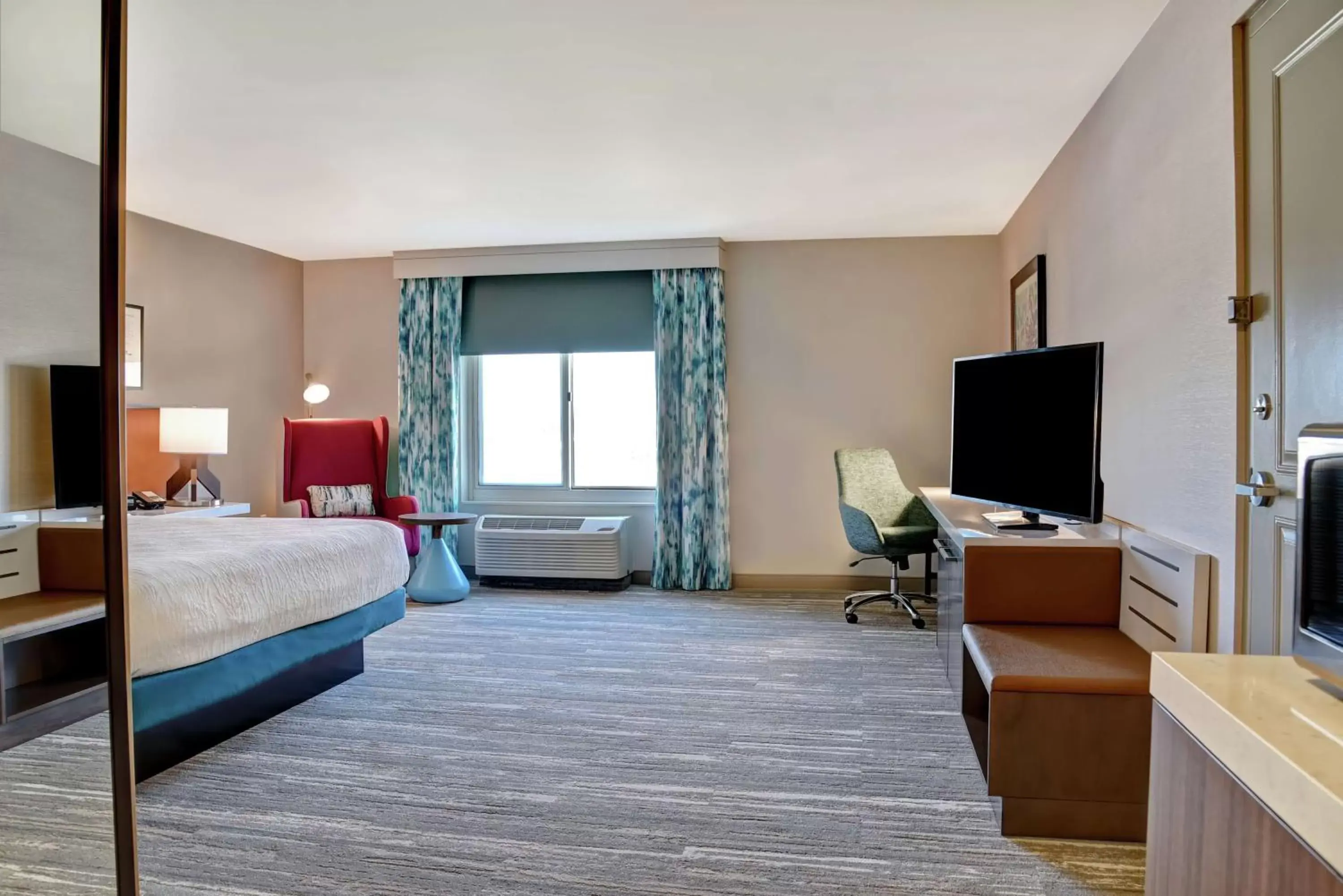 Bedroom, TV/Entertainment Center in Hilton Garden Inn Kansas City/Kansas