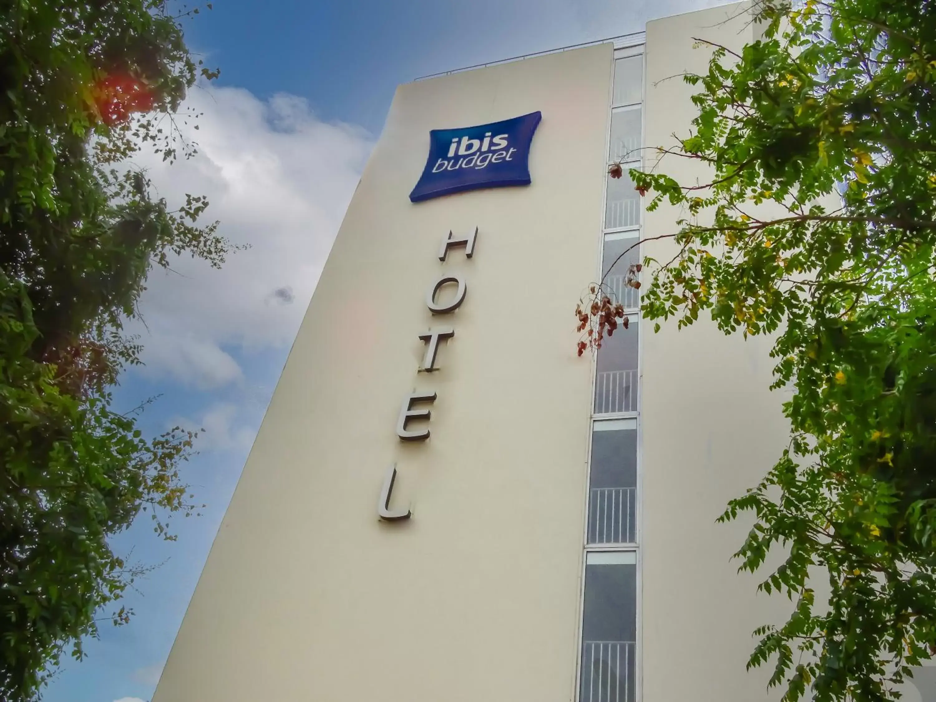 Property building, Property Logo/Sign in ibis budget Bordeaux Centre - Gare Saint Jean