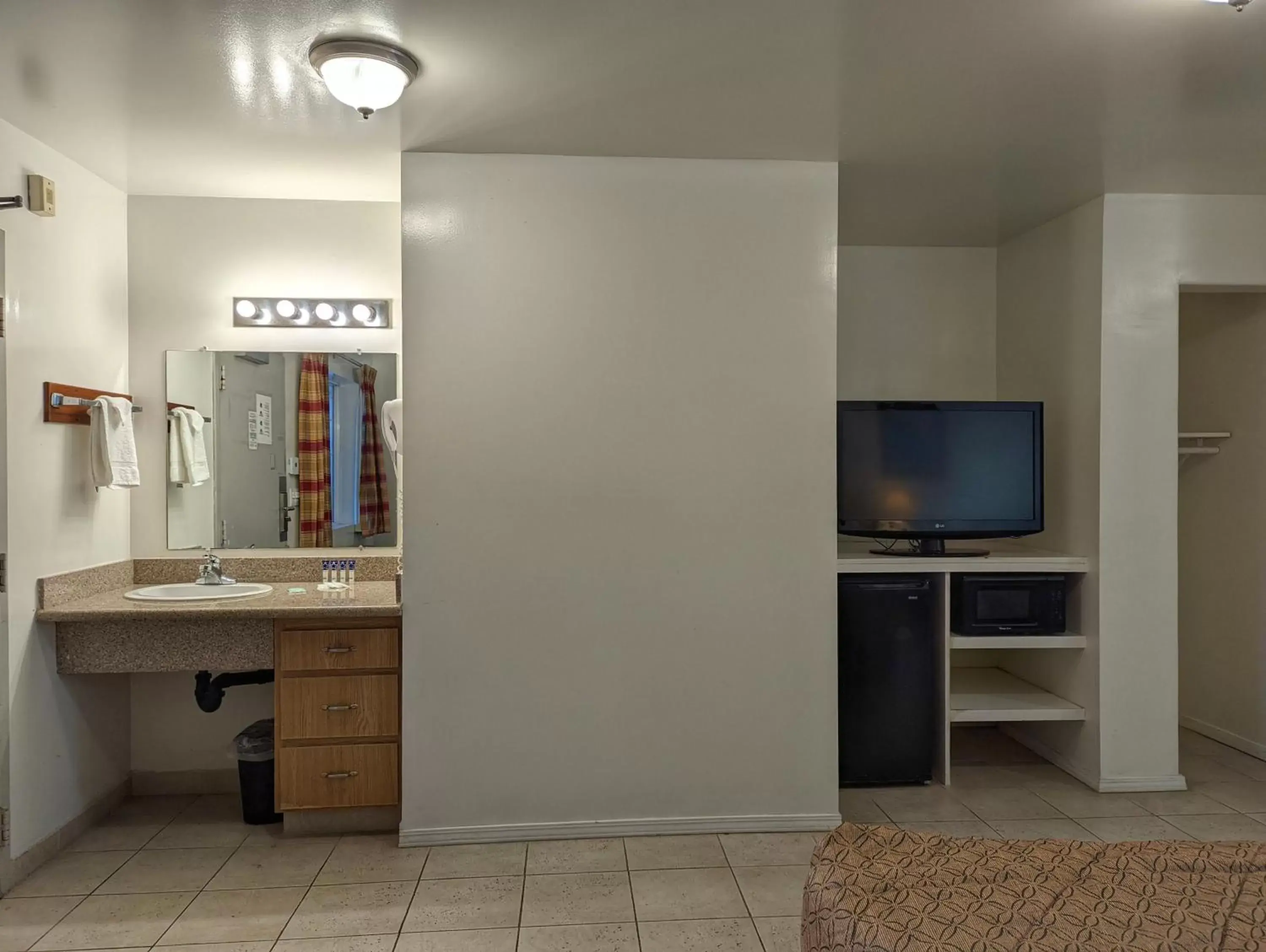 TV and multimedia, TV/Entertainment Center in Americas Best Value Inn Oxnard-Port Hueneme