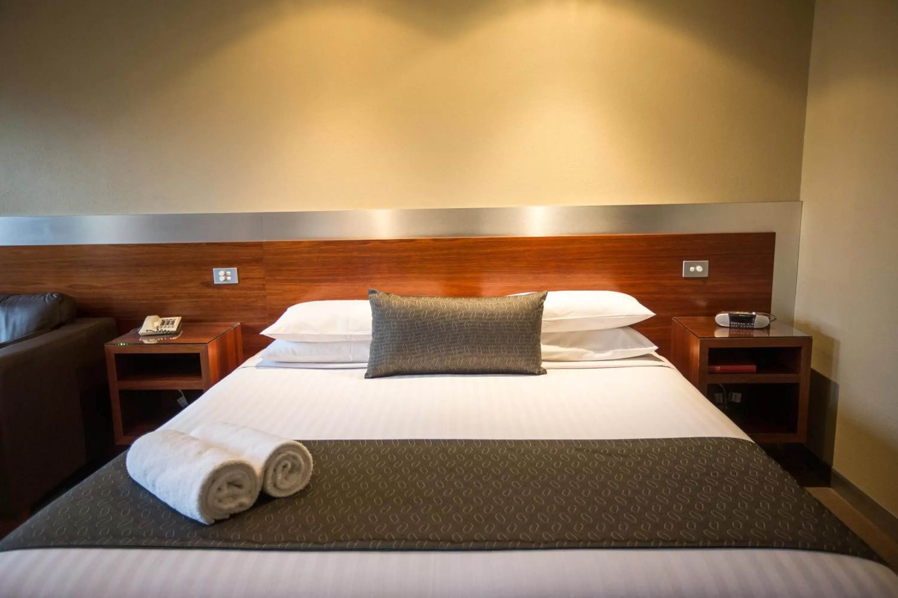 Bed in Seacombe House Motor Inn Port Fairy