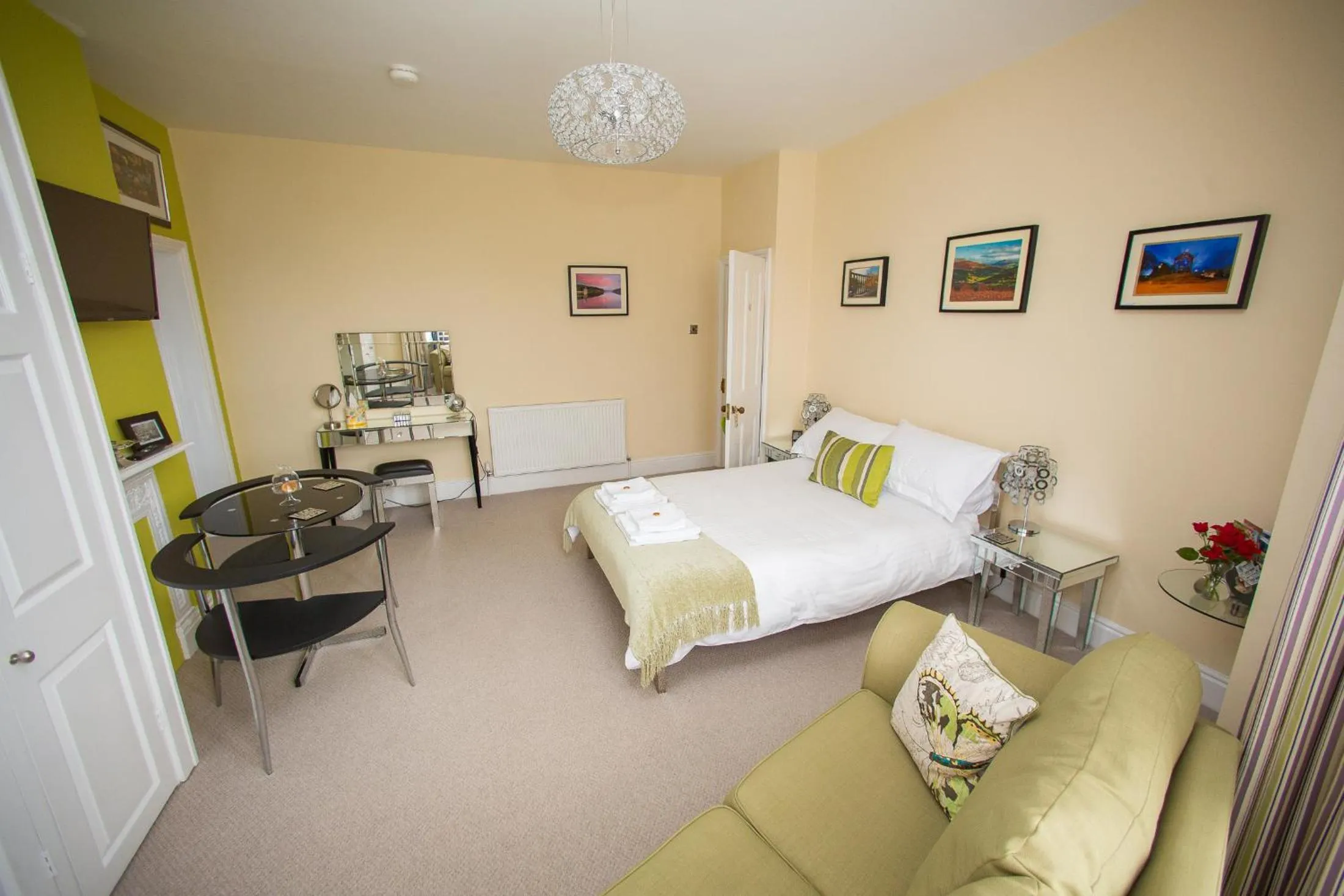 Photo of the whole room, Bed in Studios At Glenthorne