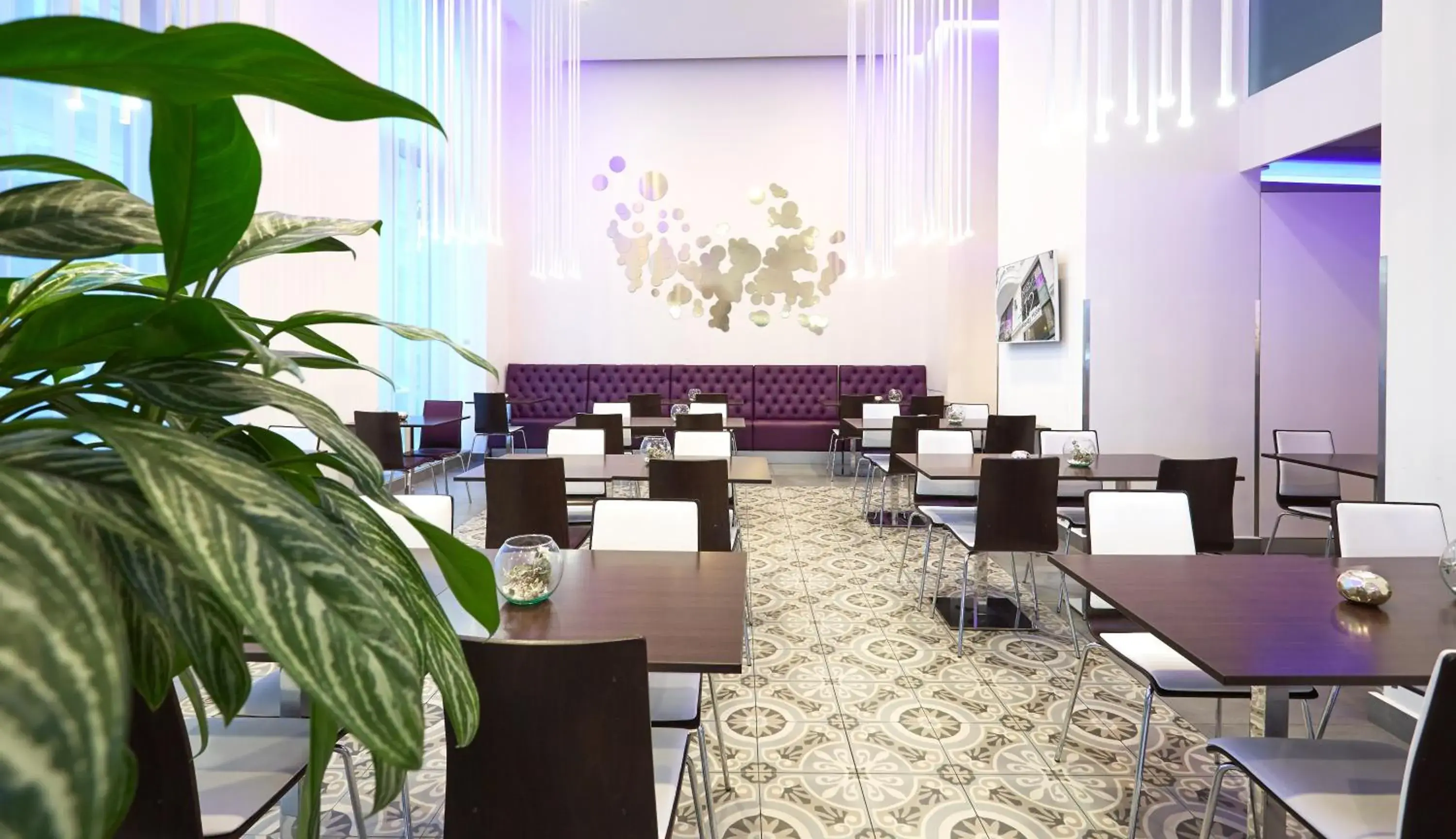 Area and facilities, Restaurant/Places to Eat in 12 Revay Hotel