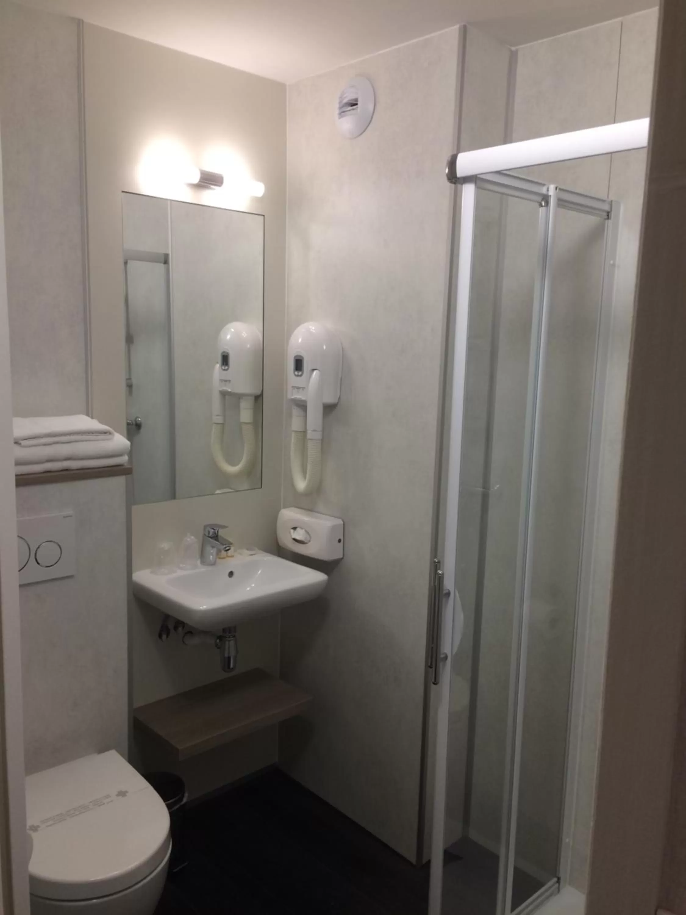 Shower in Kyriad Hôtel La Fleche