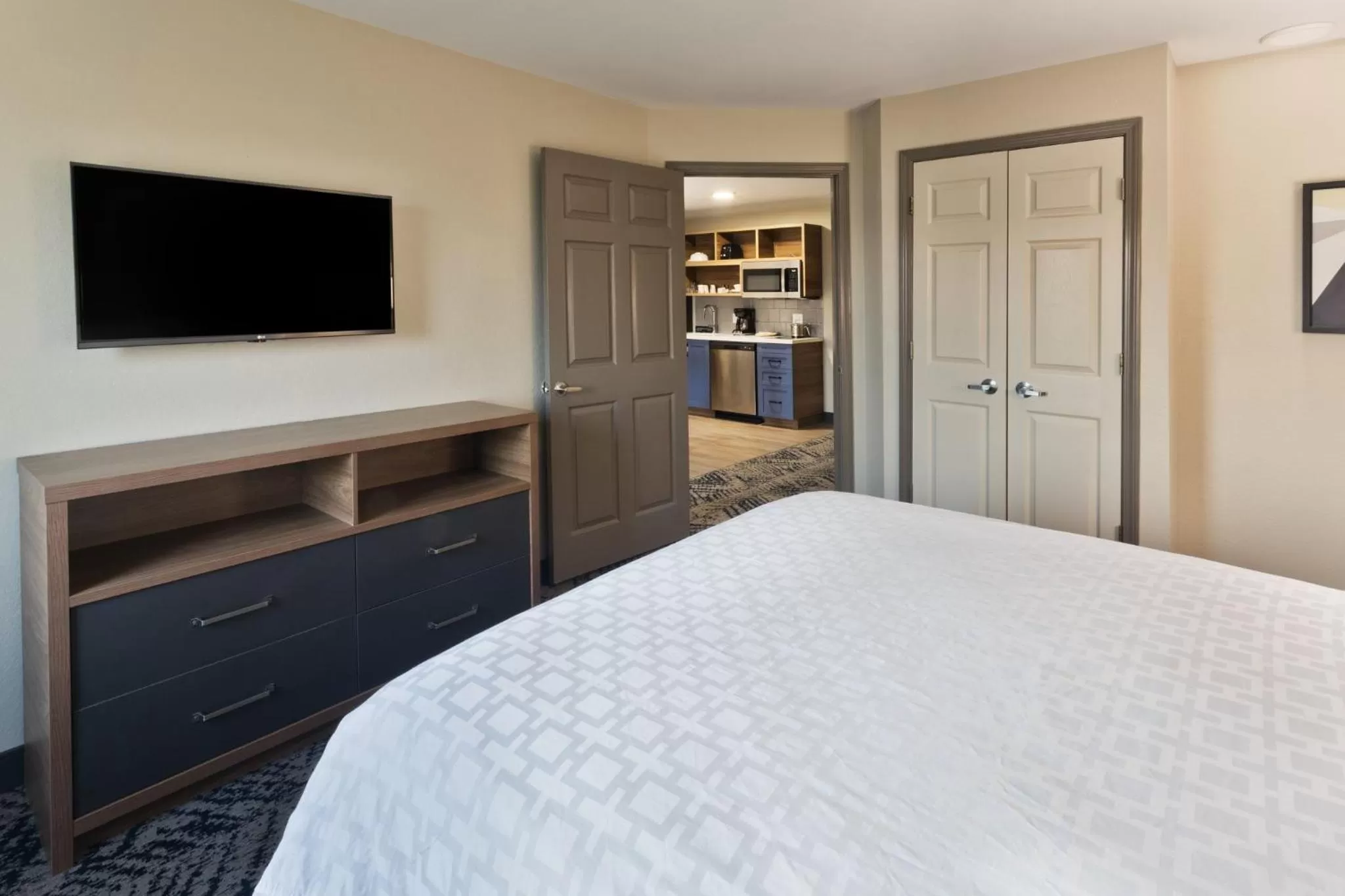 Photo of the whole room, Bed in Candlewood Suites Eastchase Park by IHG