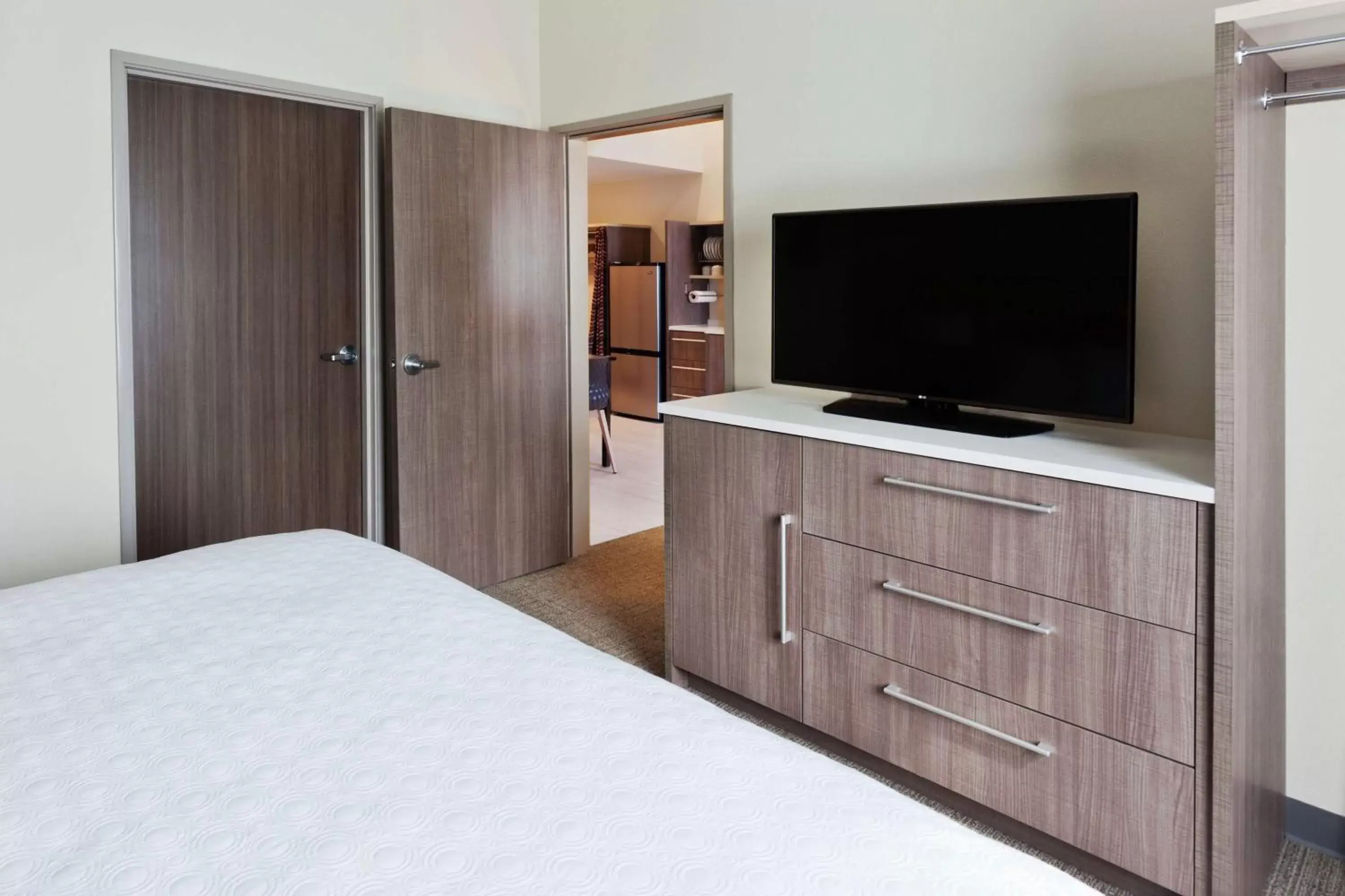 Bedroom, TV/Entertainment Center in Home2 Suites By Hilton Birmingham Colonnade