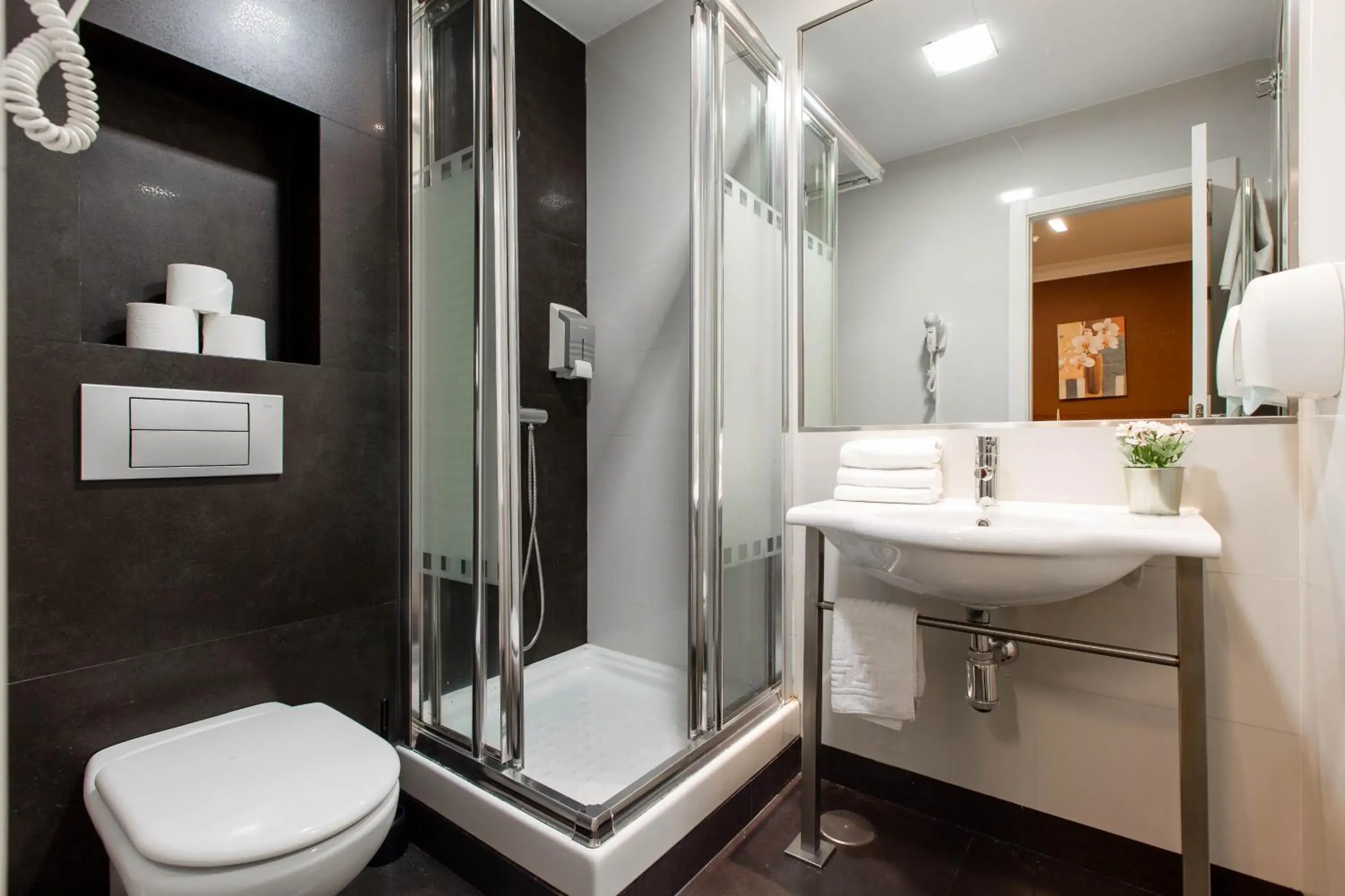 Bedroom, Bathroom in Hostal Abadia Madrid
