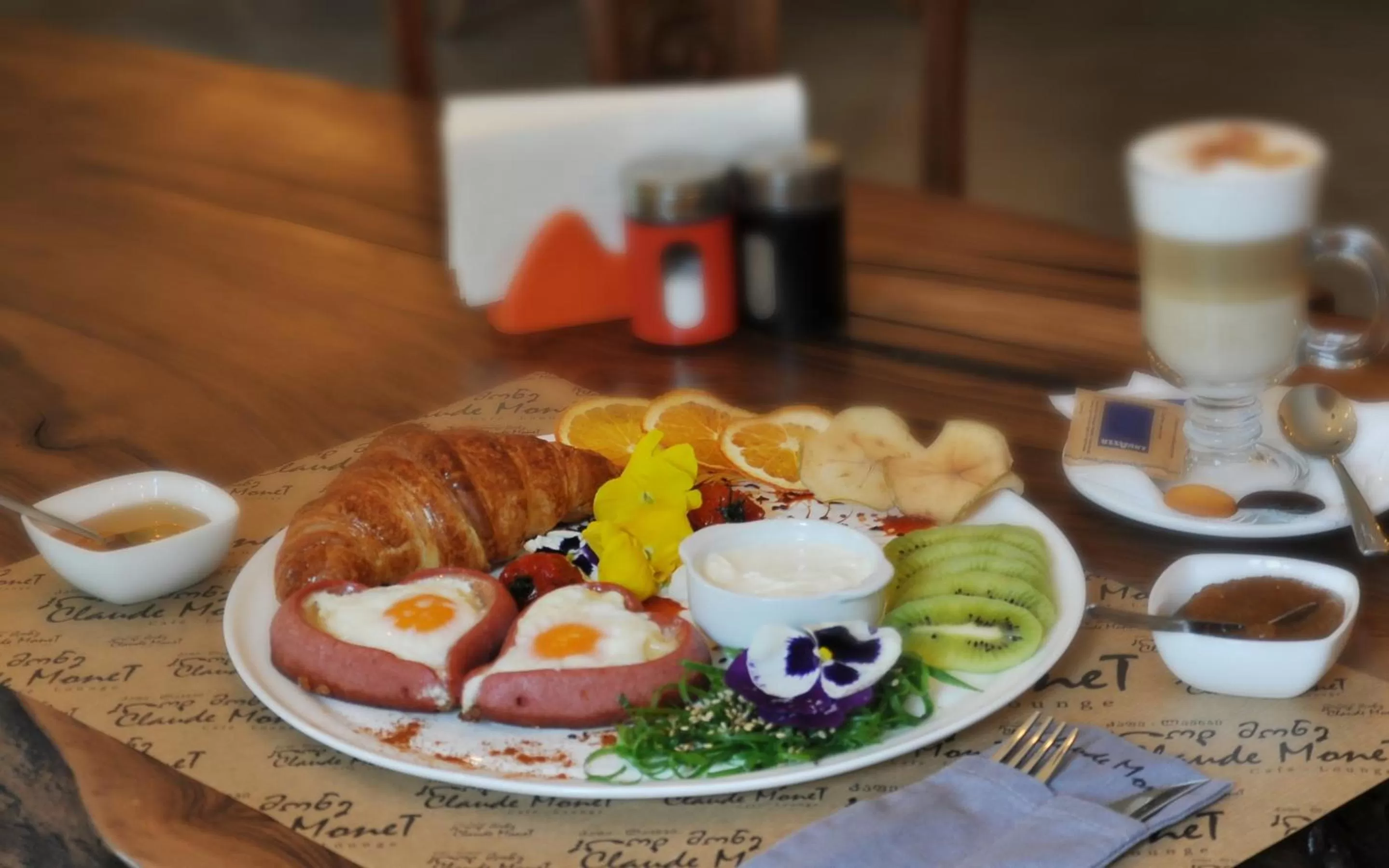 Food and drinks in Art Hotel Claude Monet