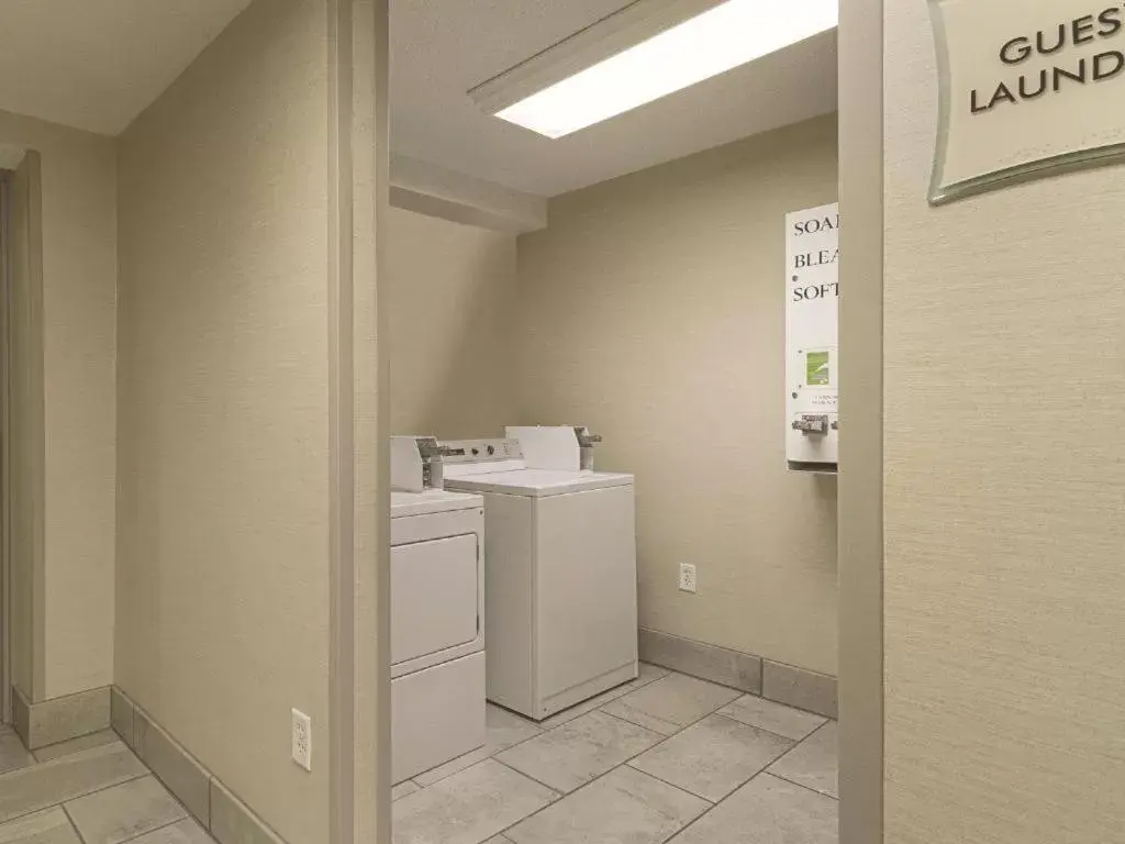 Bathroom in La Quinta by Wyndham Cleveland Airport West