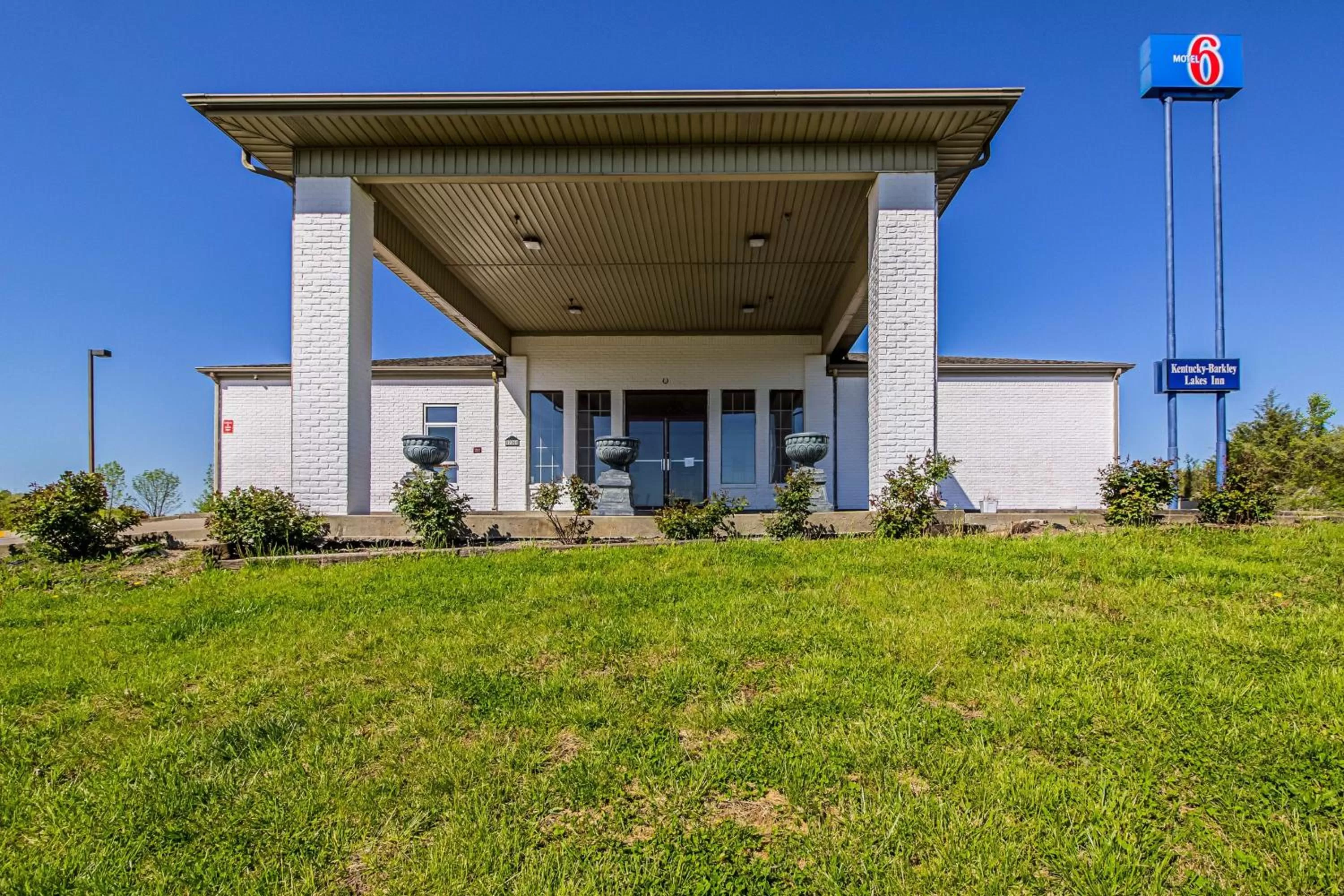 Property building in Motel 6-Grand Rivers, KY