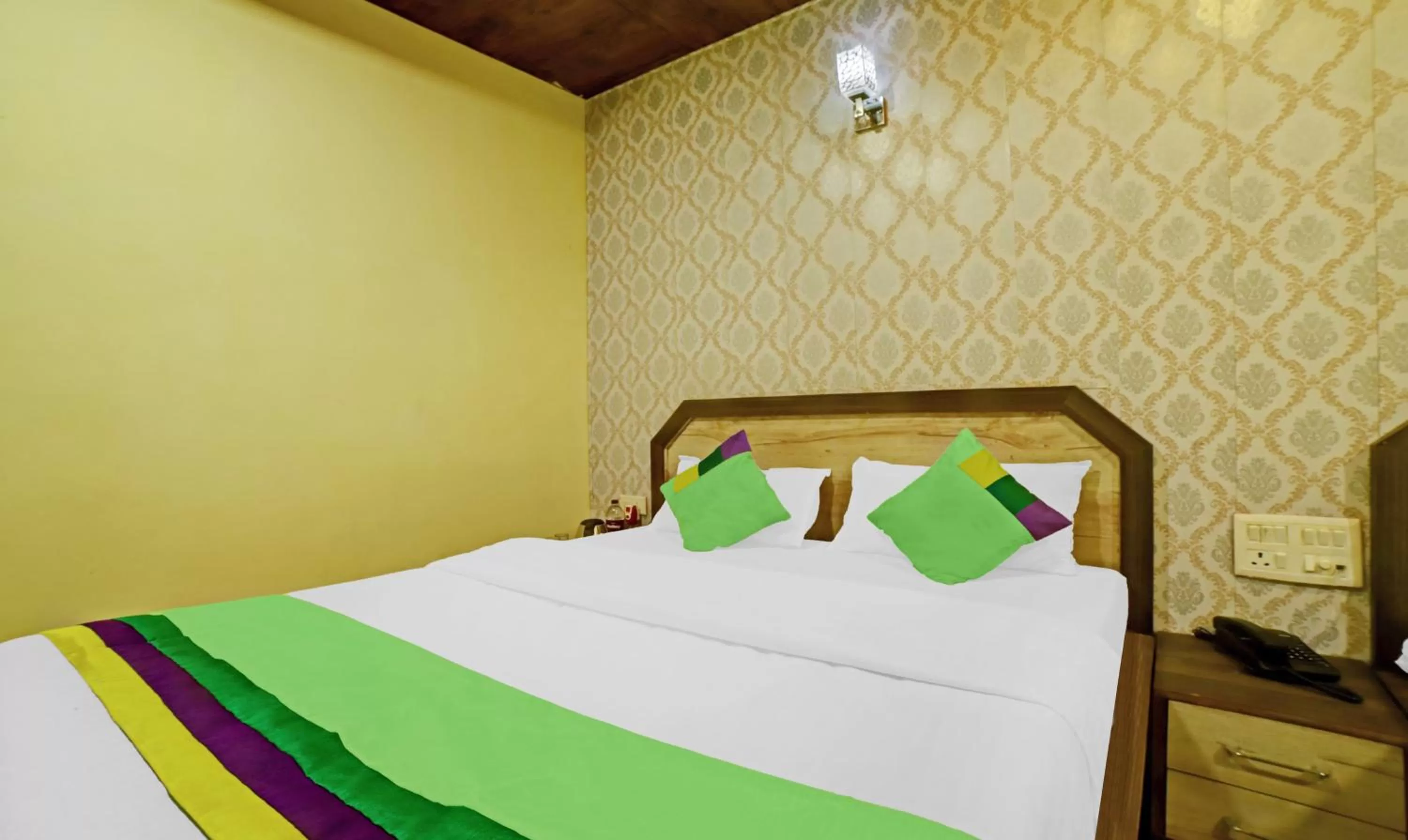 Bedroom, Bed in Treebo Balaji Excellency with Pool & Spa