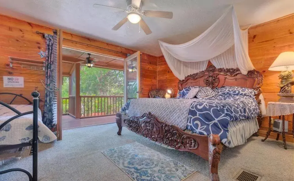 Photo of the whole room, Bed in Cabin On The Lake