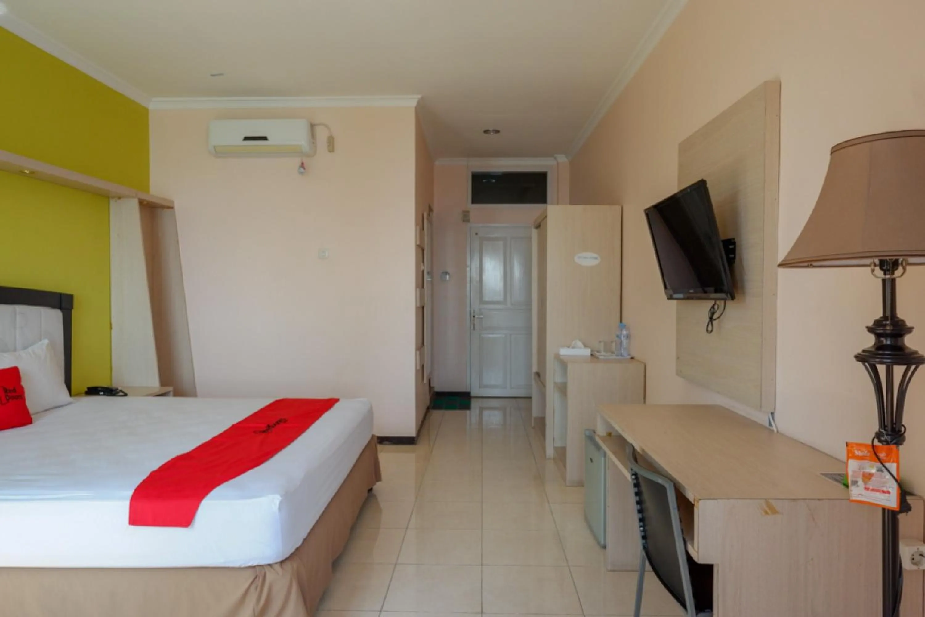 Bed in RedDoorz Plus Syariah @ Hotel Boulevard Luwuk