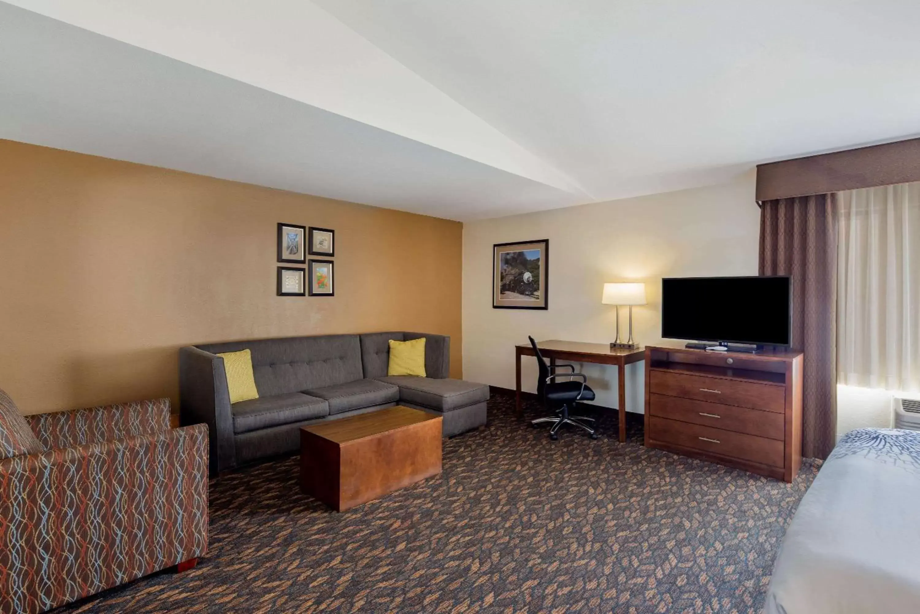 Photo of the whole room, Seating Area in La Quinta by Wyndham Oakland - Hayward