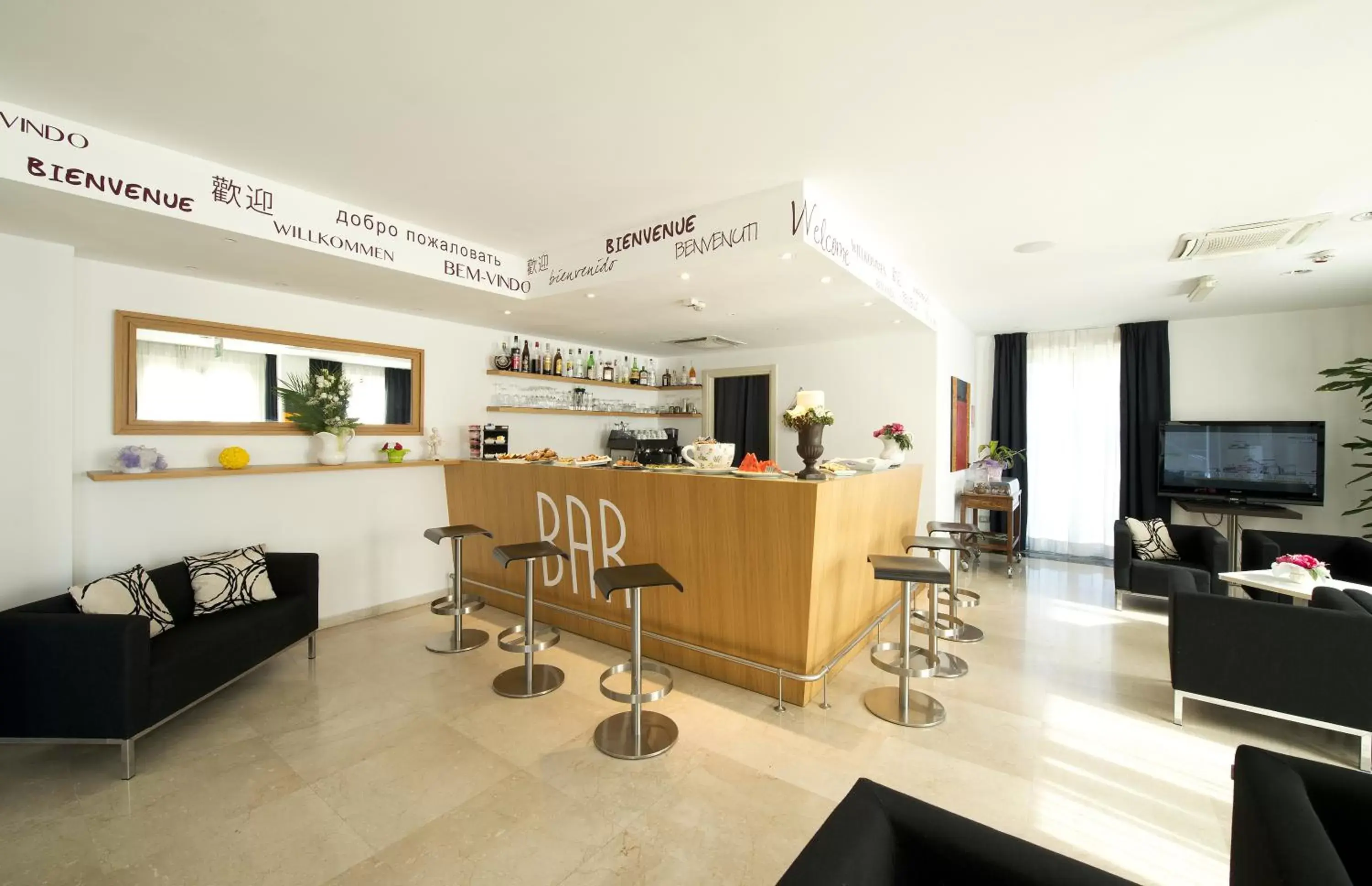 Lounge or bar, Lobby/Reception in Hotel Delle Fiere