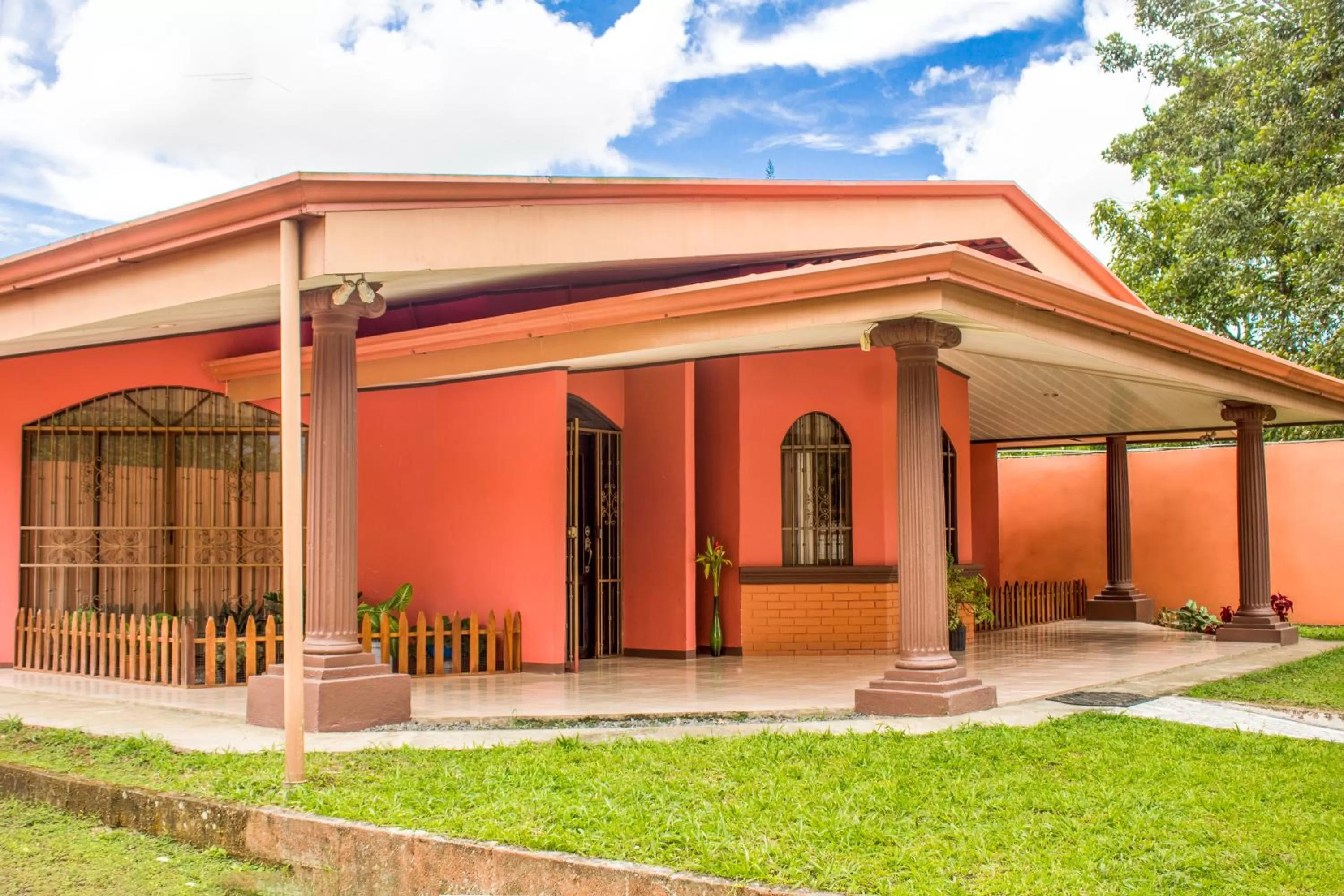 Garden view, Property Building in Tico House Bed & Breakfast