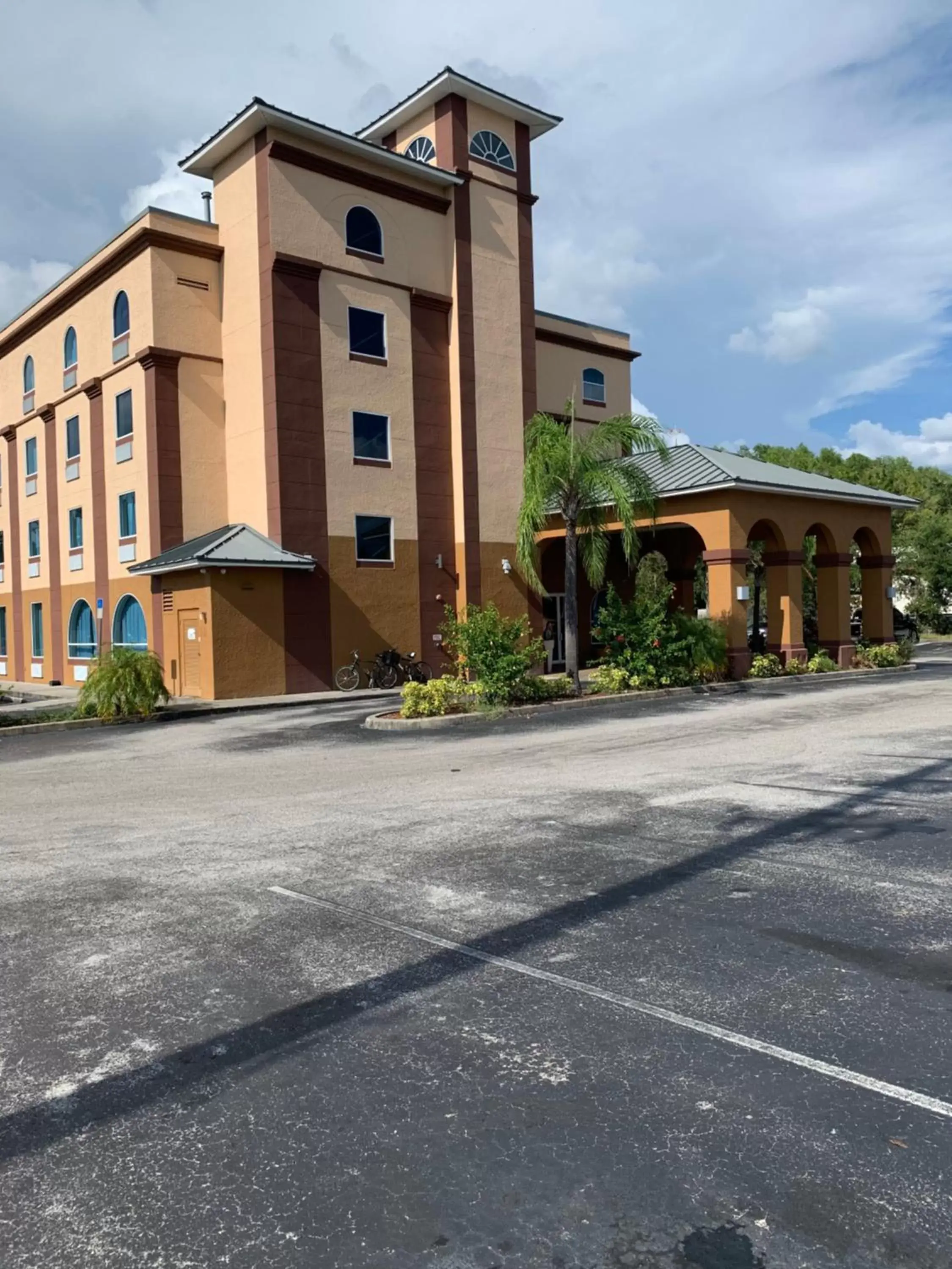 Property Building in Econolodge Wesley Chapel