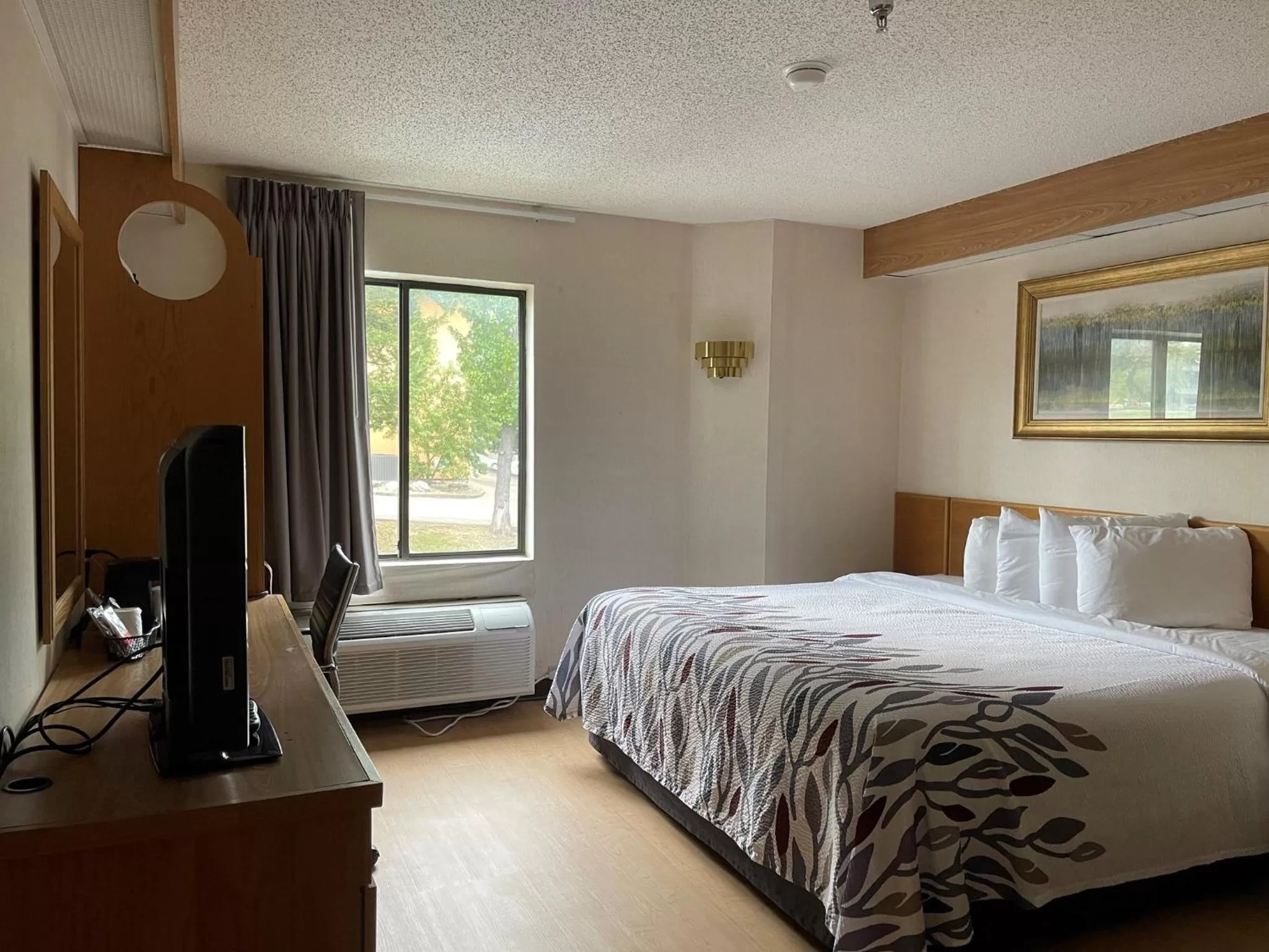 Bedroom, Bed in Red Roof Inn Branson