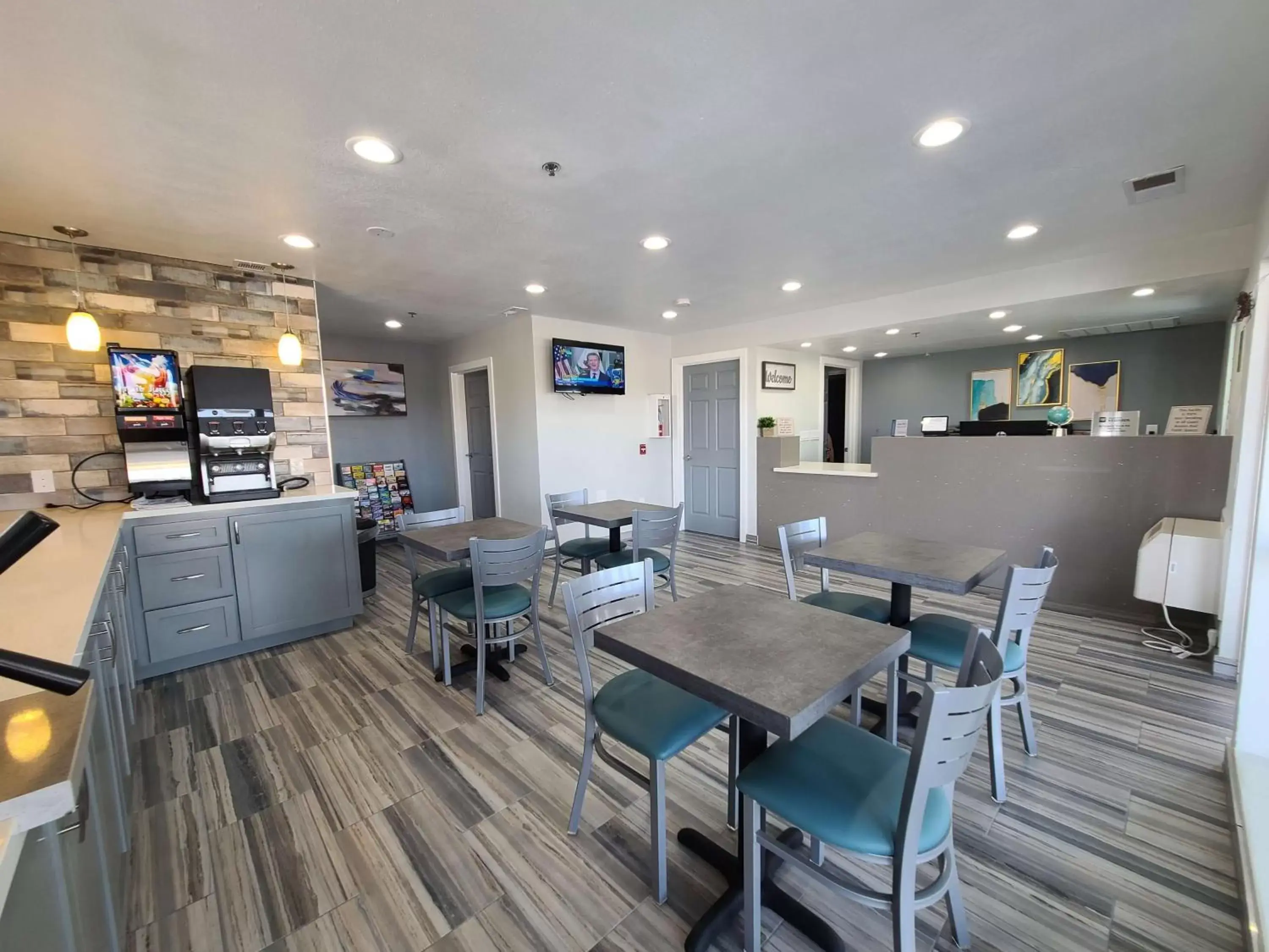 Lobby or reception, Restaurant/Places to Eat in SureStay Hotel by Best Western Chowchilla Yosemite