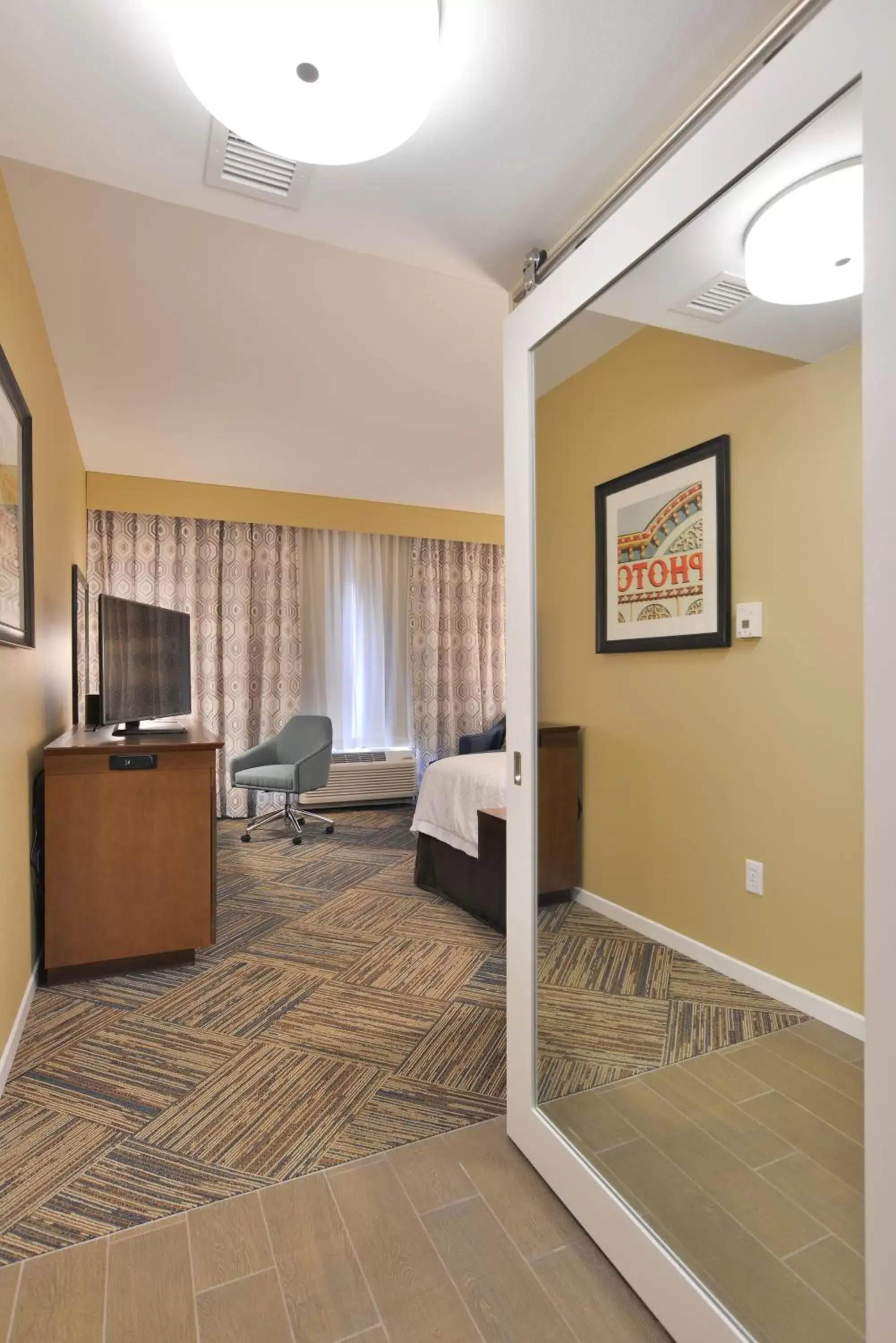 TV and multimedia in Hampton Inn & Suites Chippewa Falls