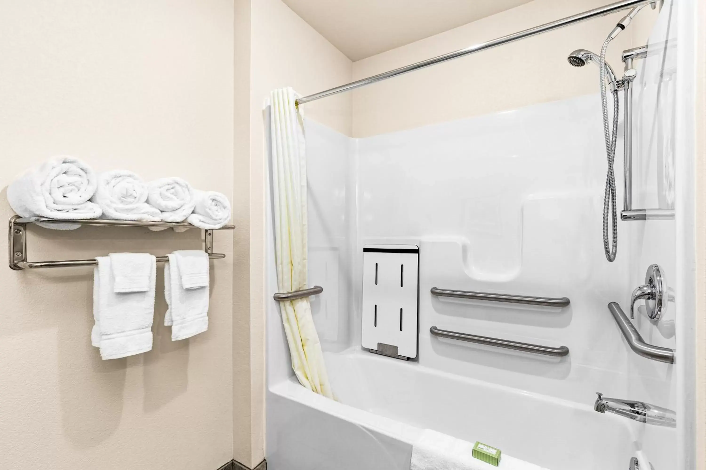 Shower, Bathroom in Cobblestone Hotel & Suites International Falls