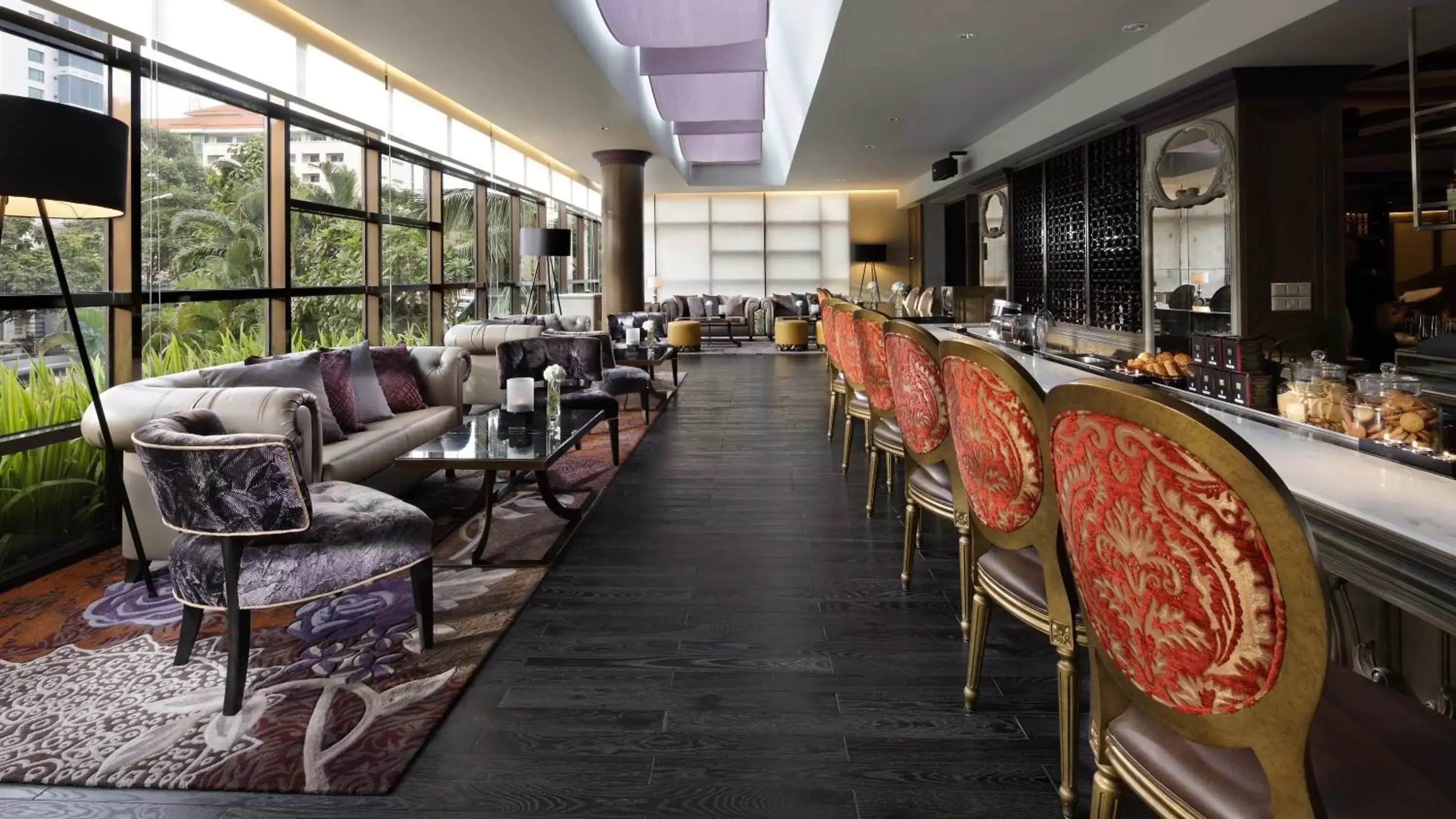 Lounge or bar in Sofitel Saigon Plaza