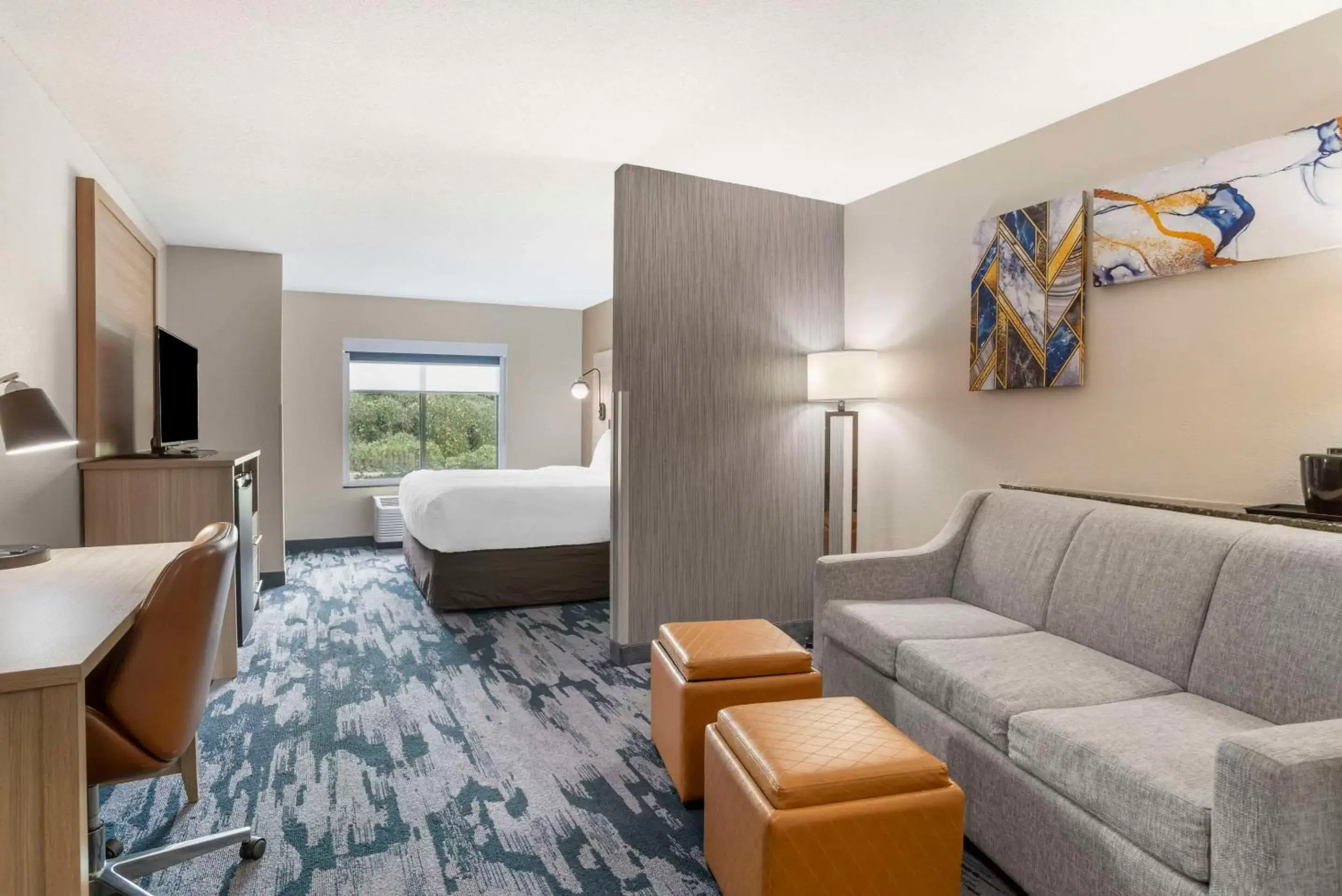 Bedroom, Seating Area in Comfort Suites At WestGate Mall