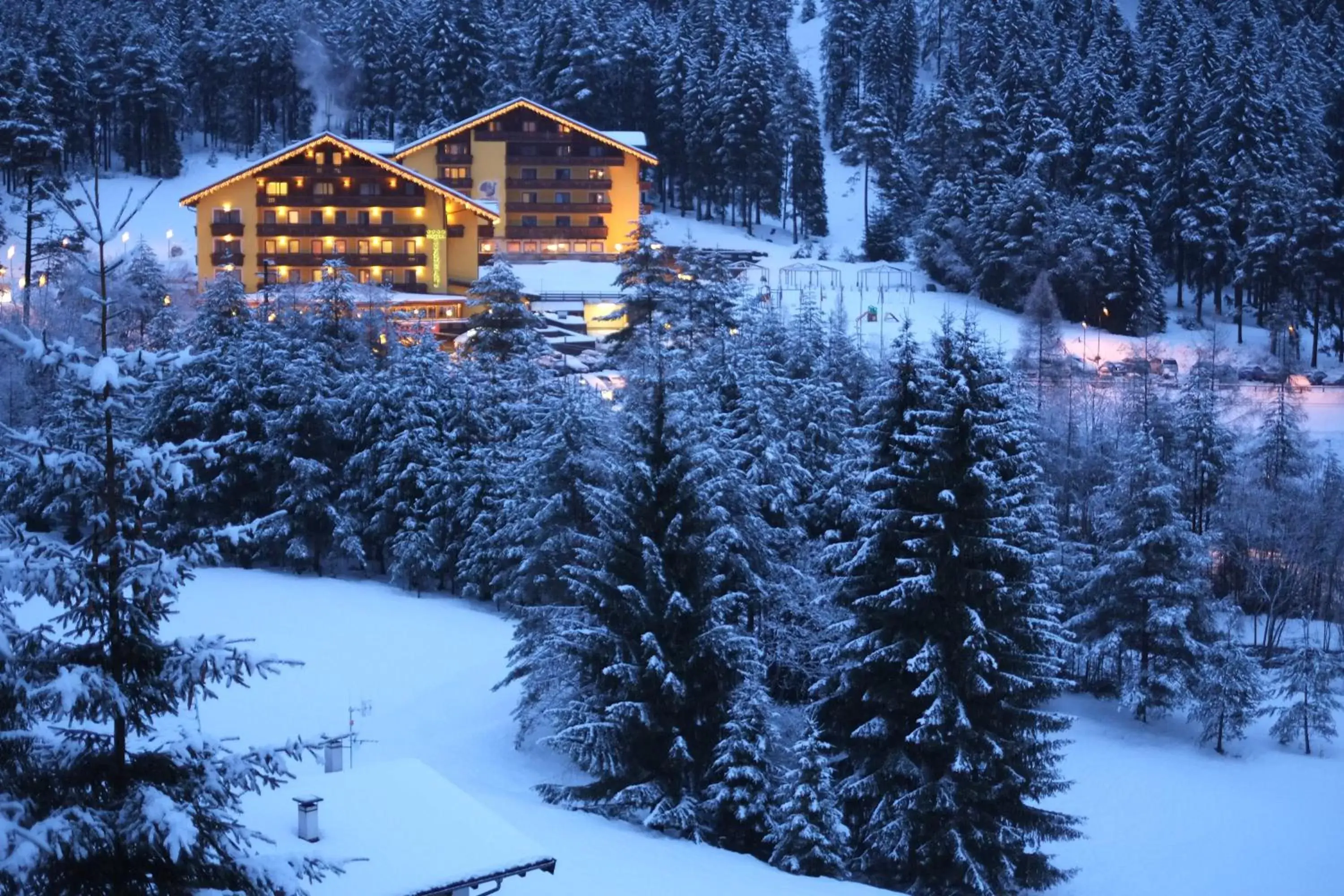 Facade/entrance, Winter in Hotel Shandranj