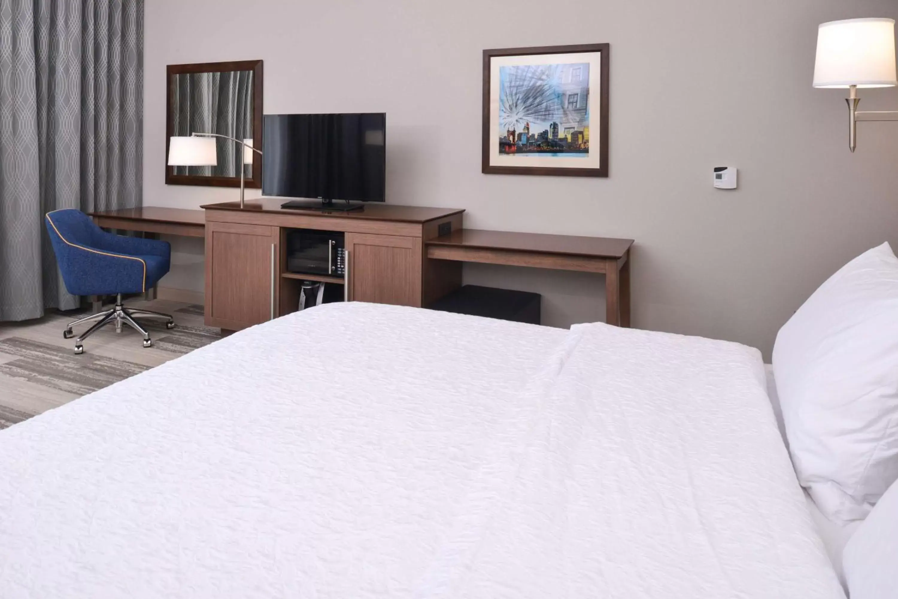 Bed in Hampton Inn & Suites Cincinnati-Mason, Ohio