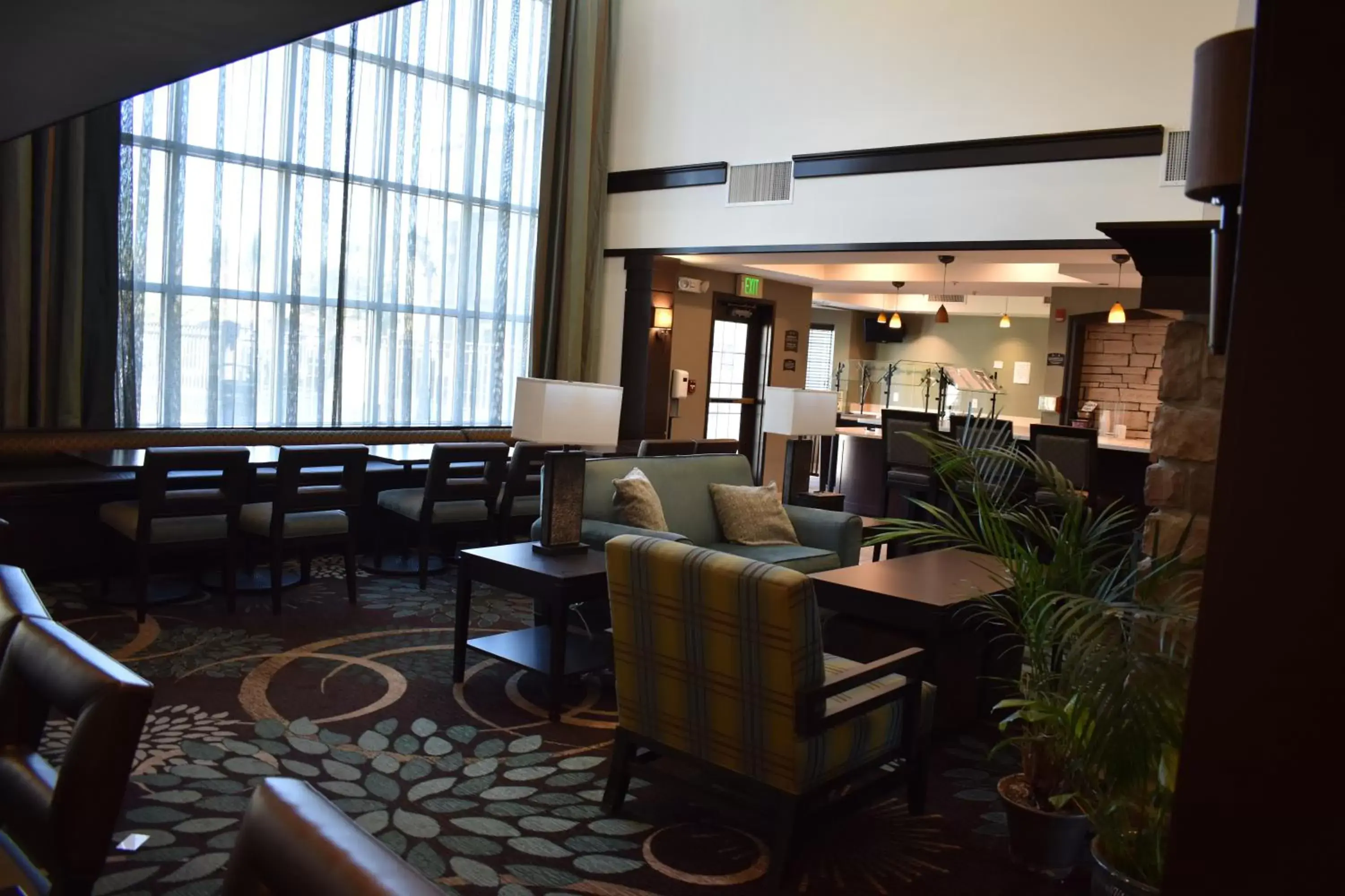Lobby or reception, Lounge/Bar in Staybridge Suites Cranbury - South Brunswick, an IHG Hotel