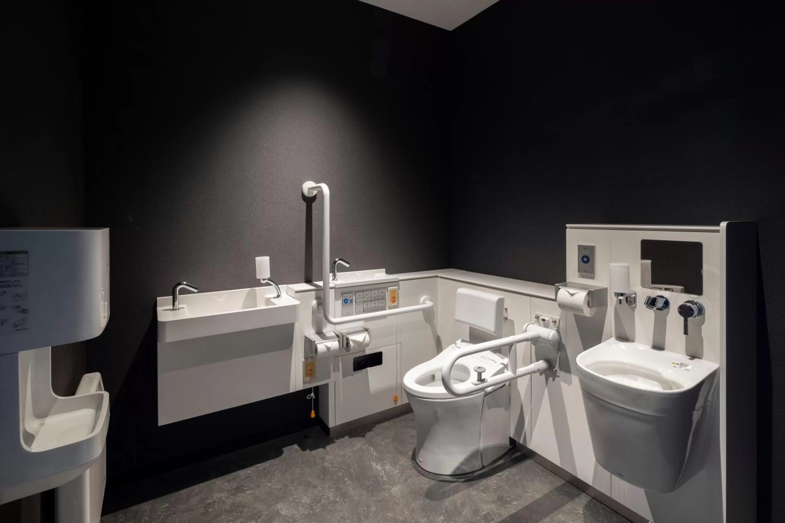 Toilet in Tokyu Stay Hakodate Asaichi Akarinoyu