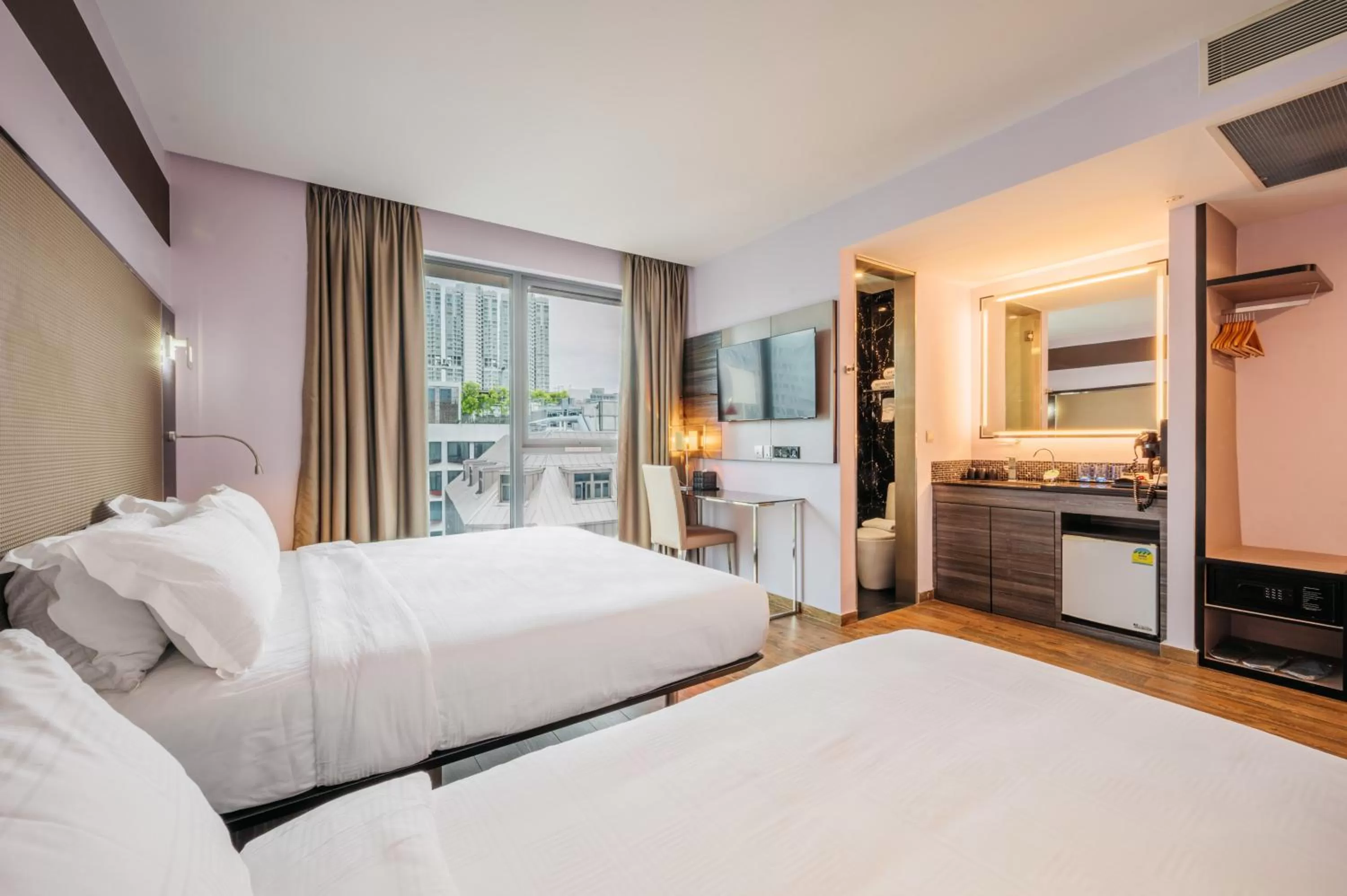 Photo of the whole room, Bed in Mercure Singapore Tyrwhitt